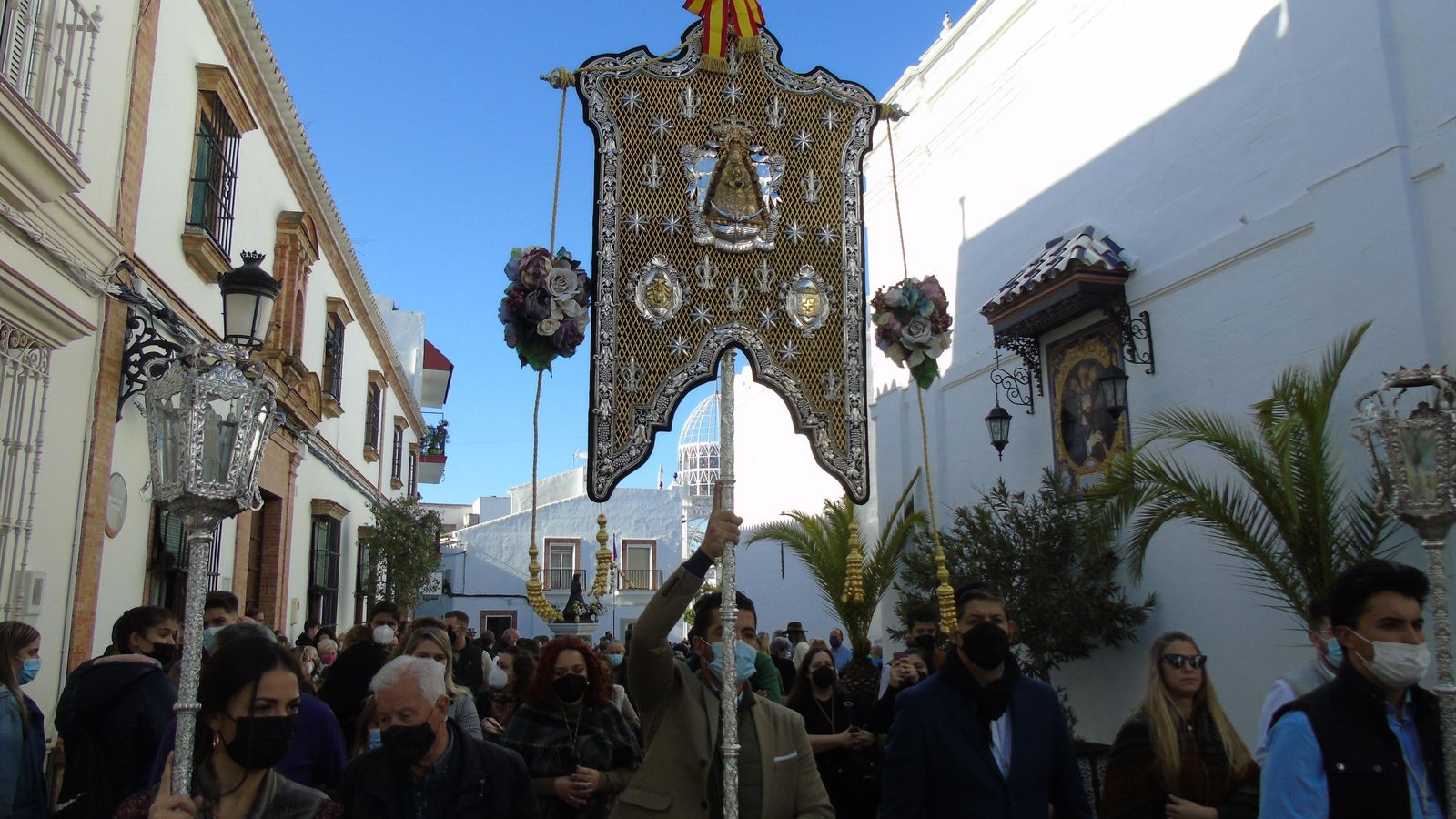 El Simpecado de Almería tras celebrar la Eucaristía.
