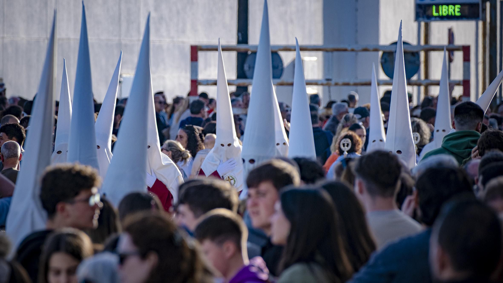 Imágenes de la salida de El Huerto en la Semana Santa de Cádiz 2025