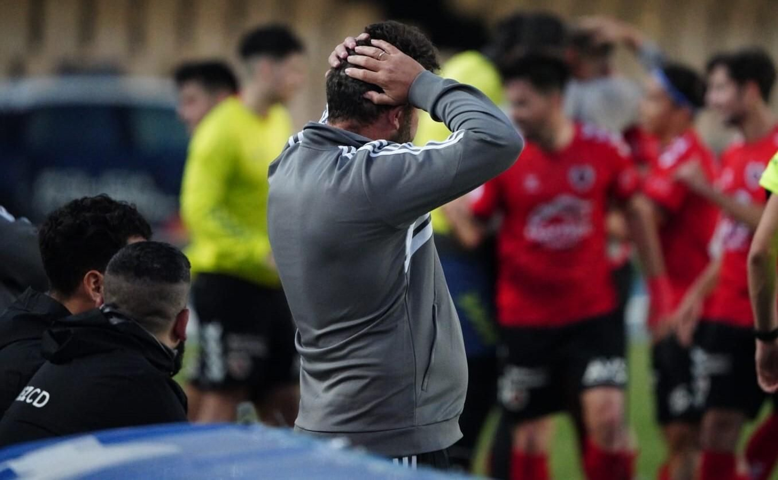 Juan Pedro se lleva las manos a la cabeza tras encajar el 0-1.