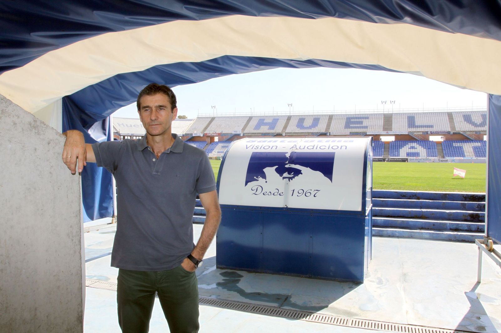 Manolo Toledano en el túnel de vestuarios del Recreativo de Huelva.