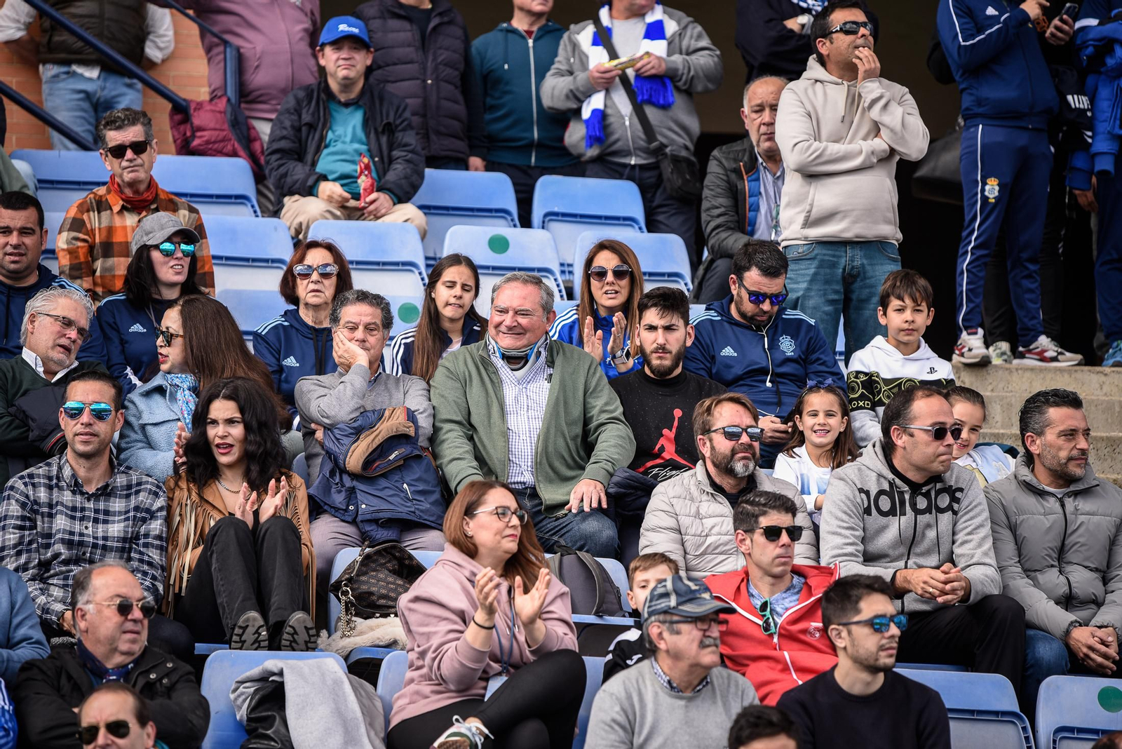 Imágenes de la afición en el Colombino en el Recreativo - Antequera