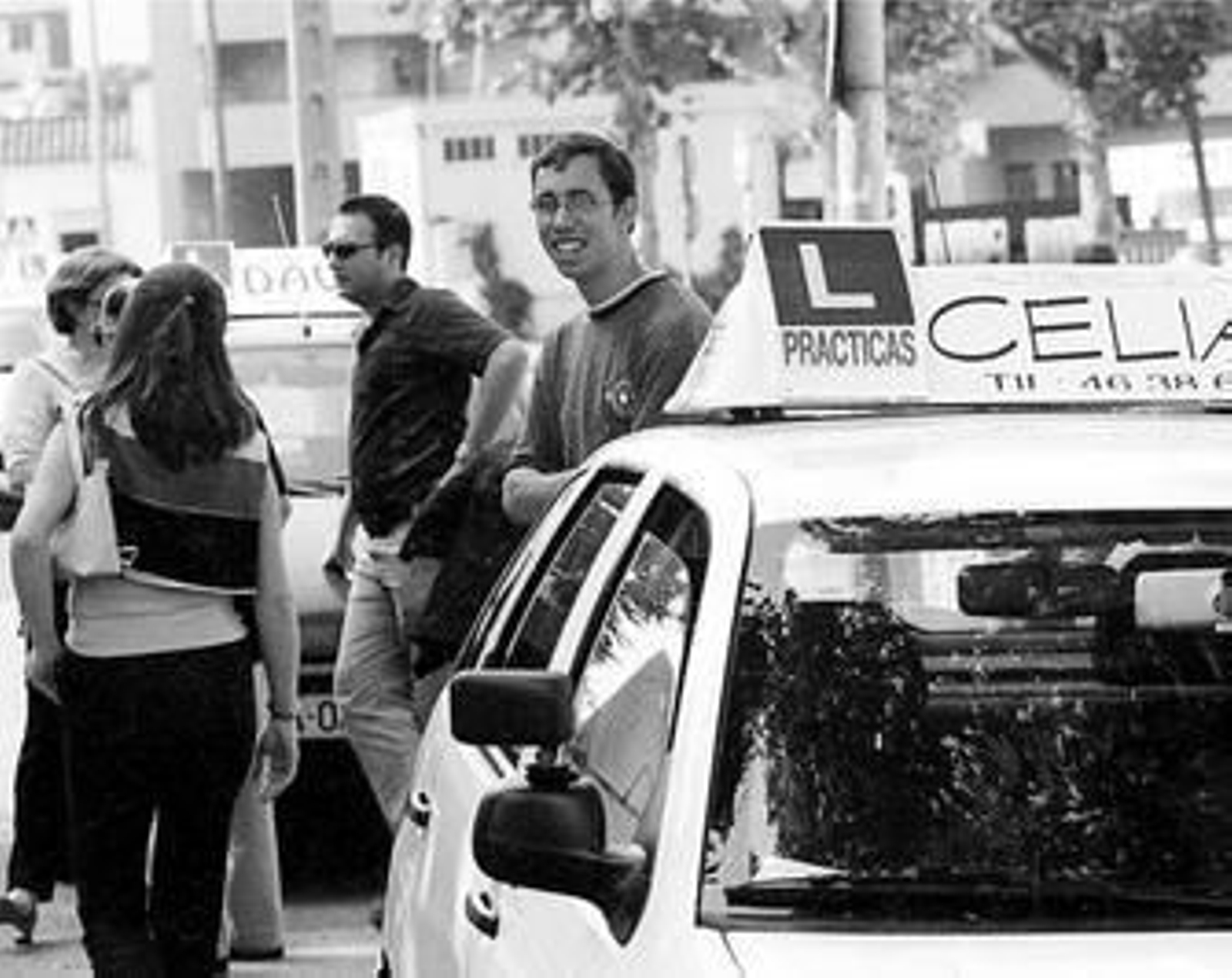 Retrospectiva de unos alumnos esperando para realizar el examen de conducir. Retrospectiva de unos alumnos esperando para realizar el examen de conducir.