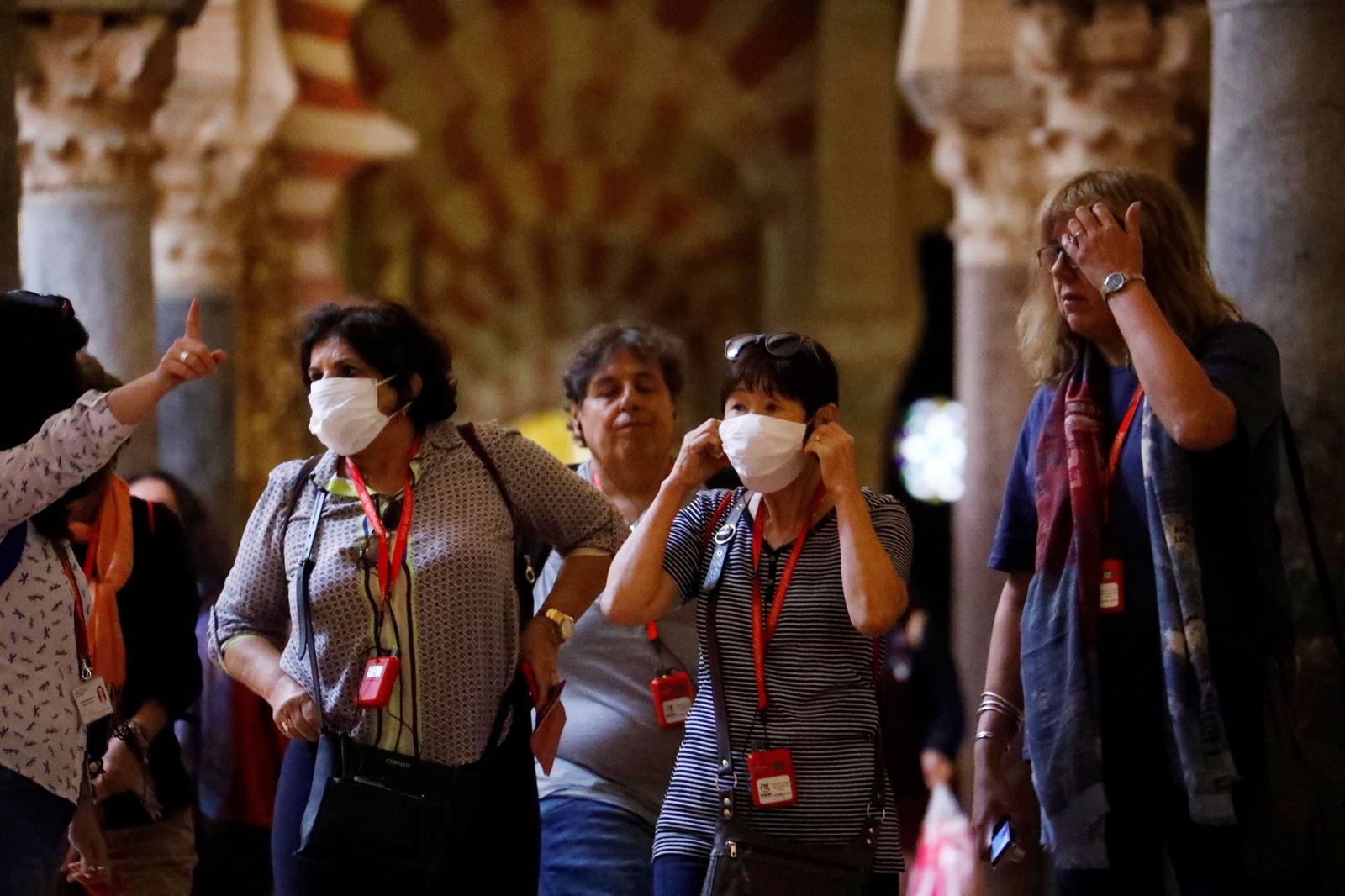 Turistas en el interior de la Mezquita-Catedral.