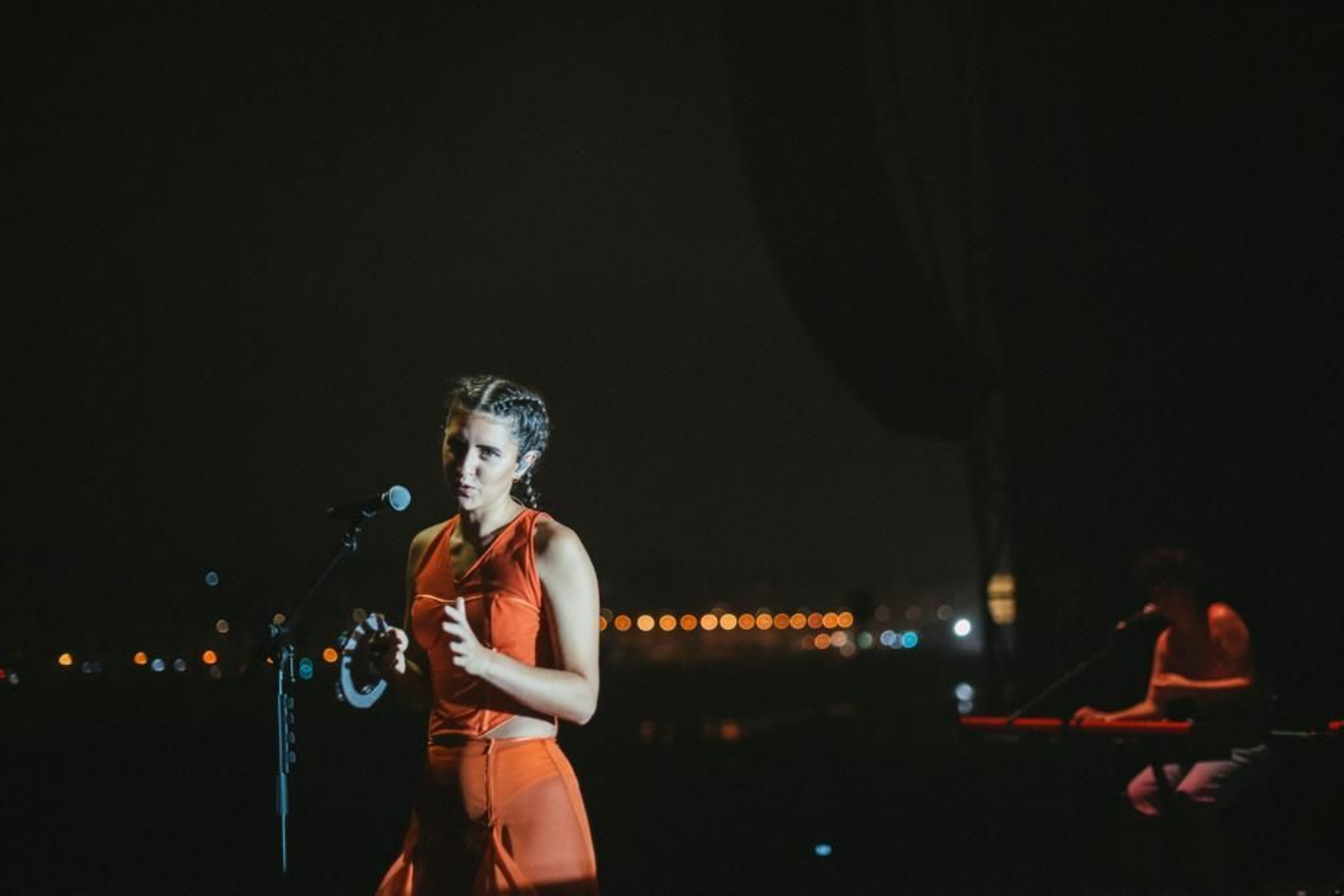 Izaro presenta en la Industrial Copera sus 'Limones de invierno'