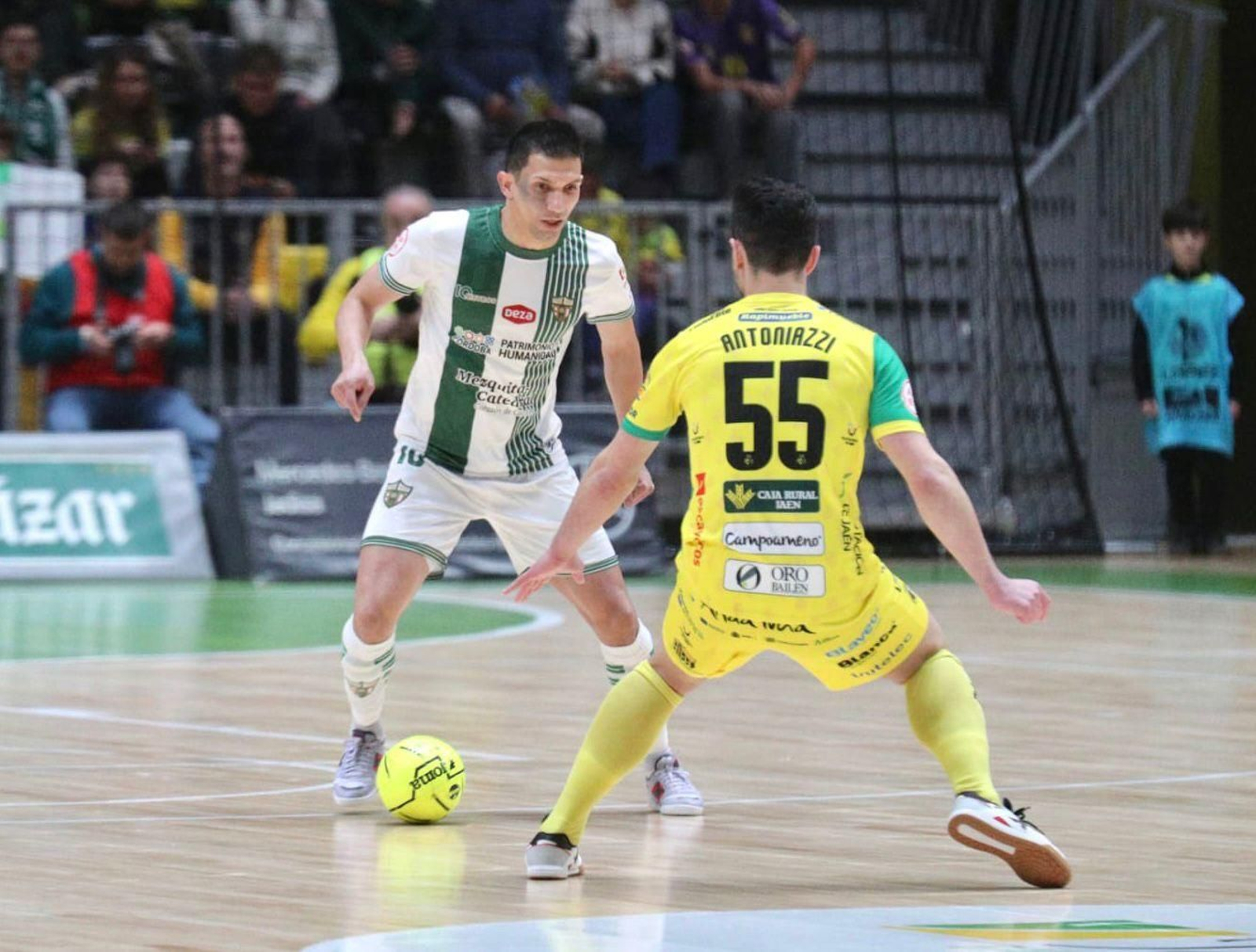 Arnaldo Báez es presionado por Antoniazzi.