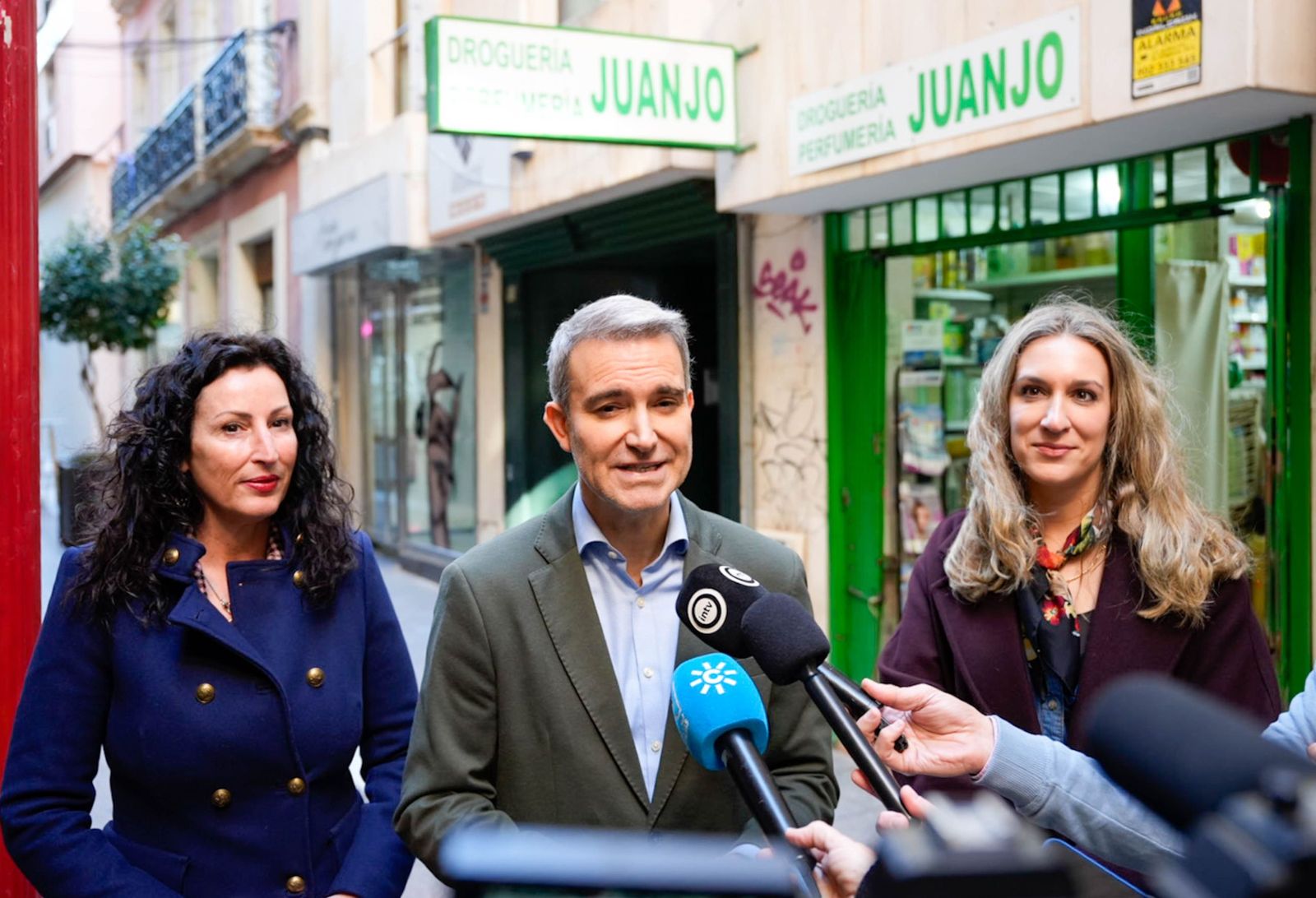 Un negocio familiar de Almería con más de medio siglo de historia es reconocido en el Día del Comercio