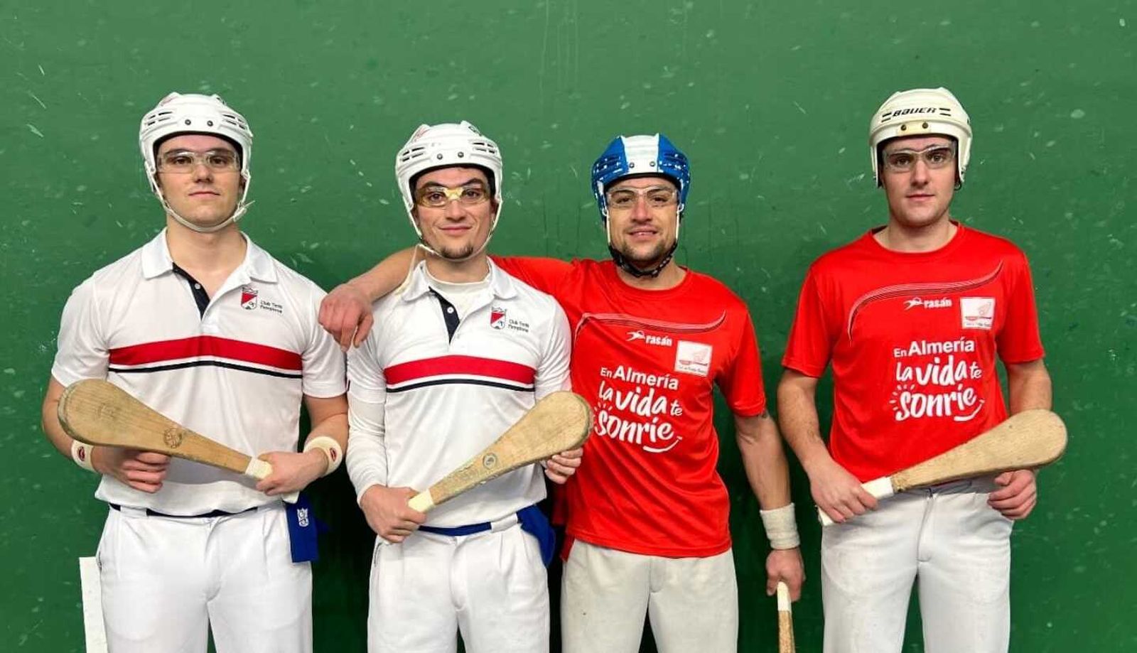 Los jugadores de ambos equipos posan para la foto antes del comienzo de uno de los encuentros.