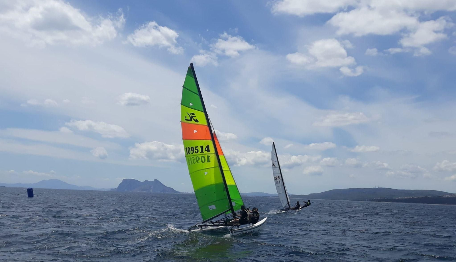 Dos embarcaciones en las aguas anexas a Sotogrande, con Gibraltar al fondo.