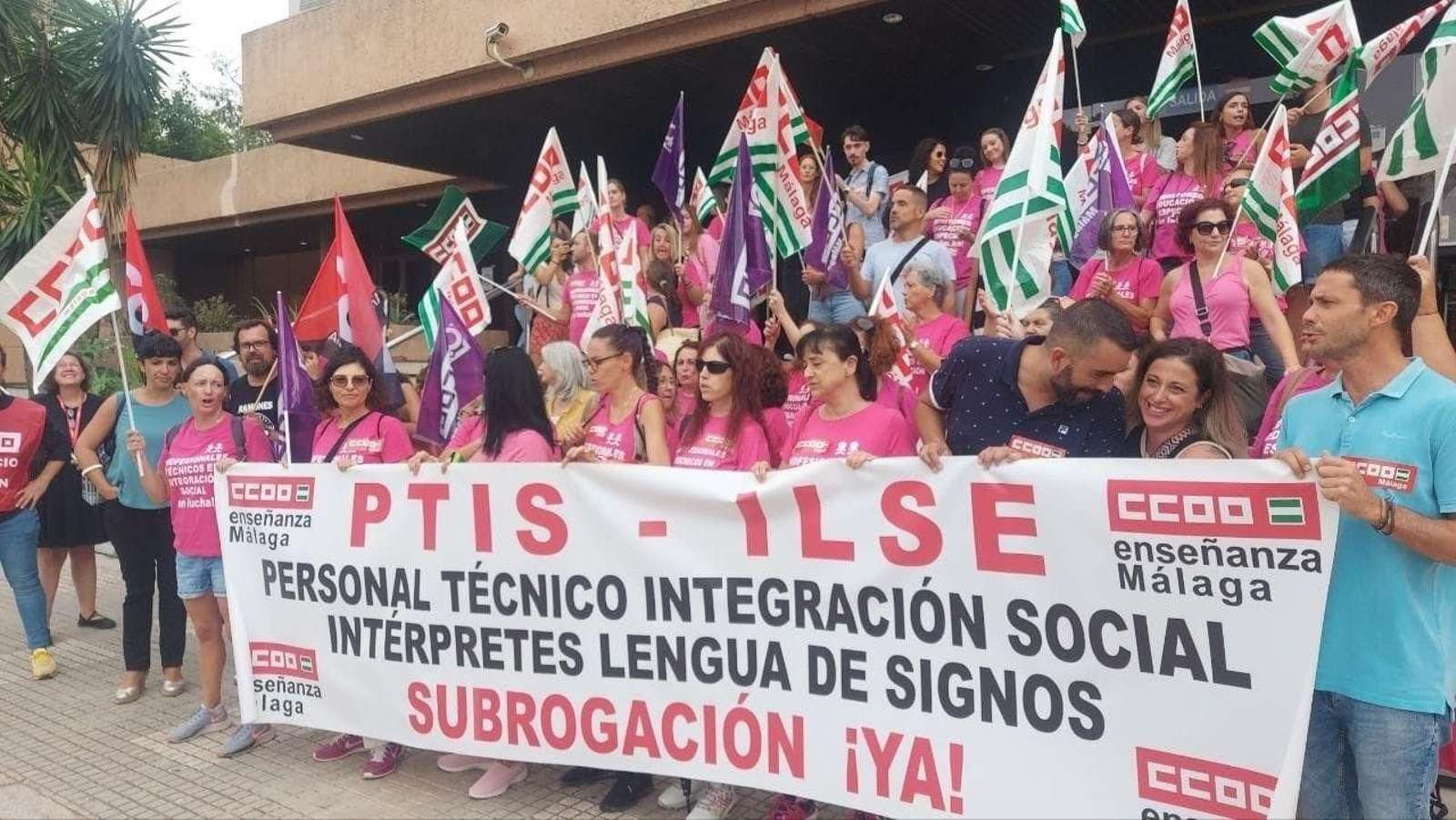 Protesta de las PTIS este jueves frente a la Delegación de Educación de Málaga.