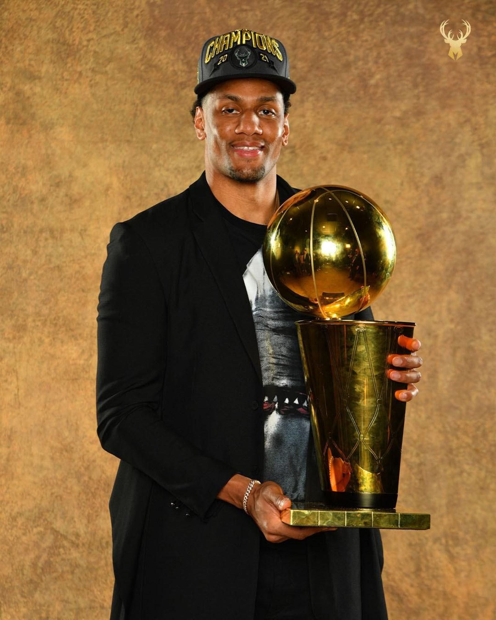 Toupane posa con el título de campeón de la NBA.