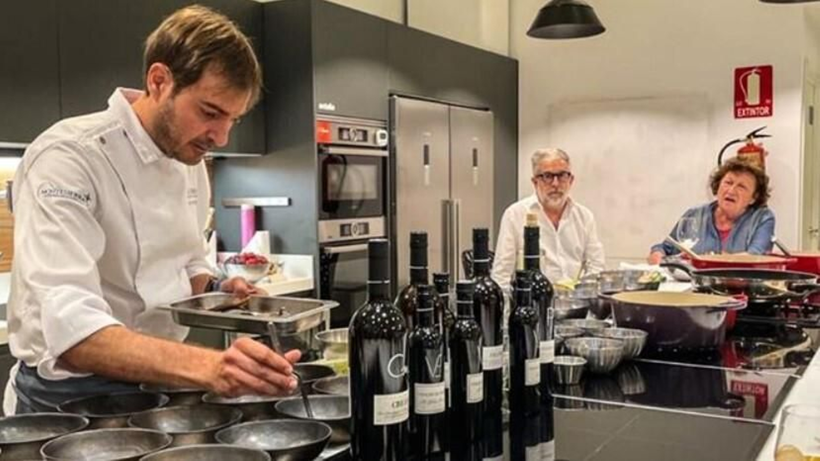 El 'chef del sherry', Javier Muñoz, en una exhibición de cocina con vinos y vinagres de Jerez. El 'chef del sherry', Javier Muñoz, en una exhibición de cocina con vinos y vinagres de Jerez.