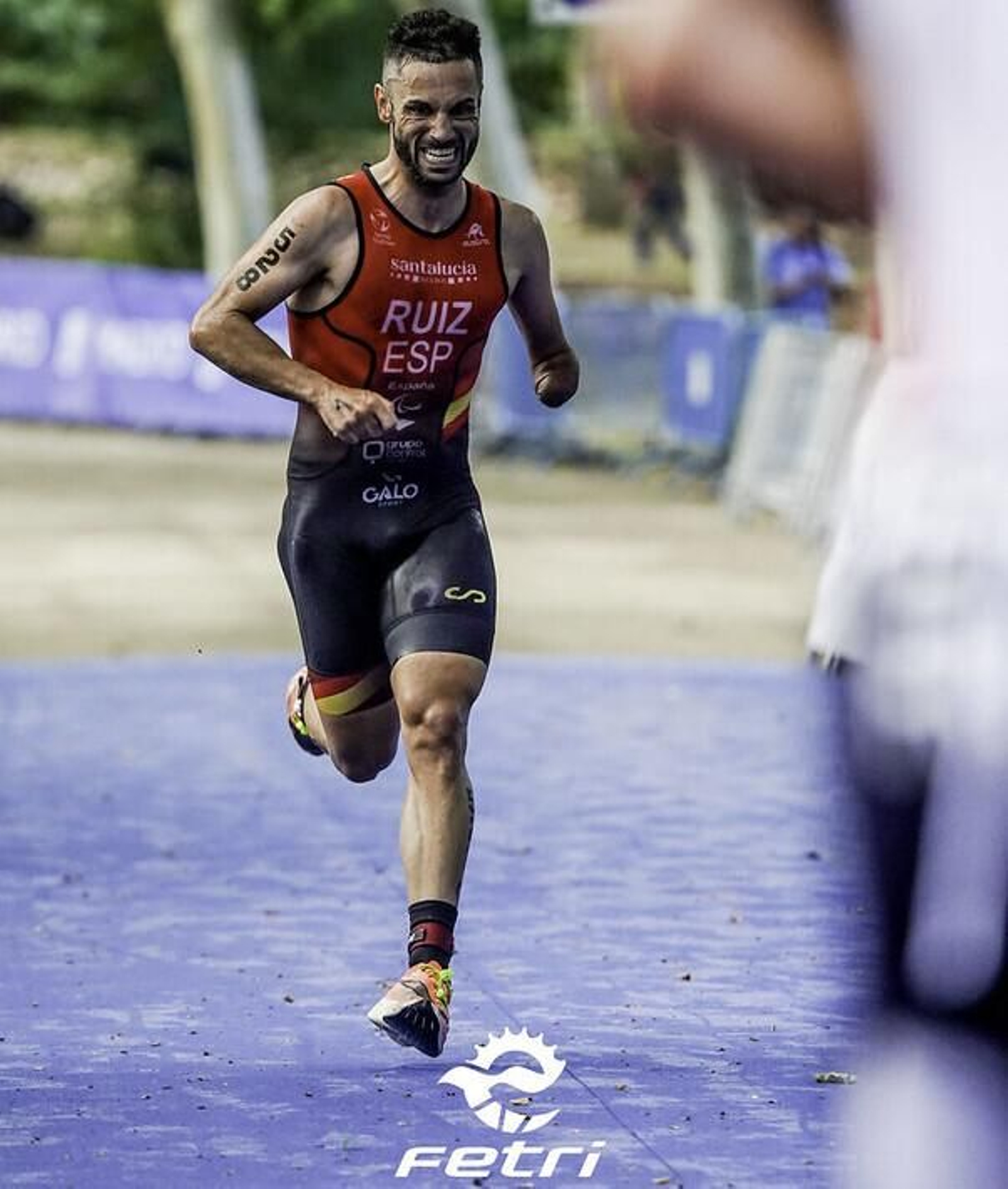 Jairo Ruiz a punto de cruzar la línea de meta durante una prueba celebrada este año. Jairo Ruiz a punto de cruzar la línea de meta durante una prueba celebrada este año.