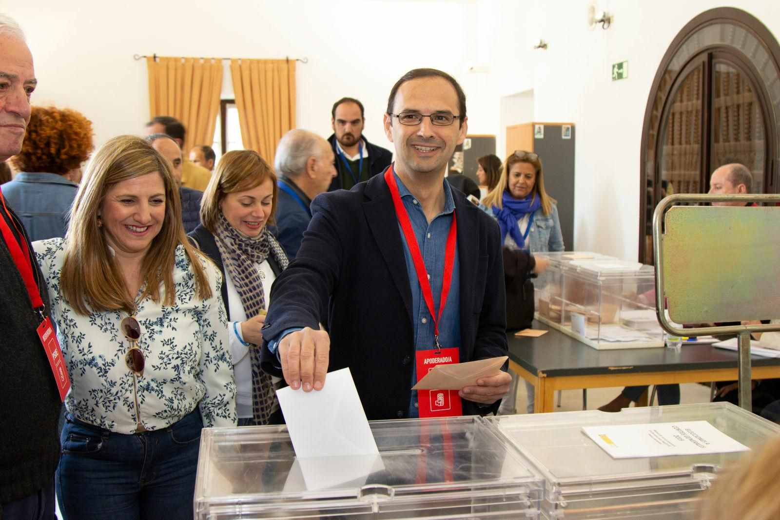 El alcalde de Sanlúcar, Víctor Mora (PSOE), ejerciendo su derecho al voto este domingo.