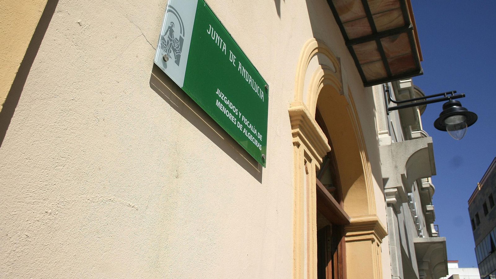 Fachada del Juzgado de Menores, localizado en la céntrica calle Muñoz Cobos de Algeciras.