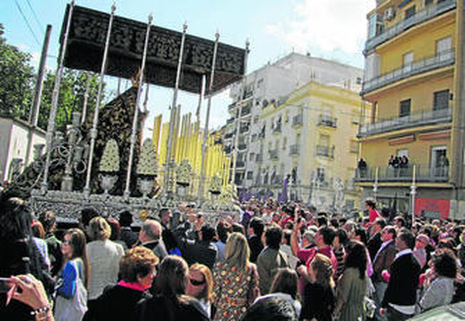 El palio de la Virgende la Victoria, tras salir de la capilla de la Fábrica de Tabacos, enfila hacia la calle Asunción.