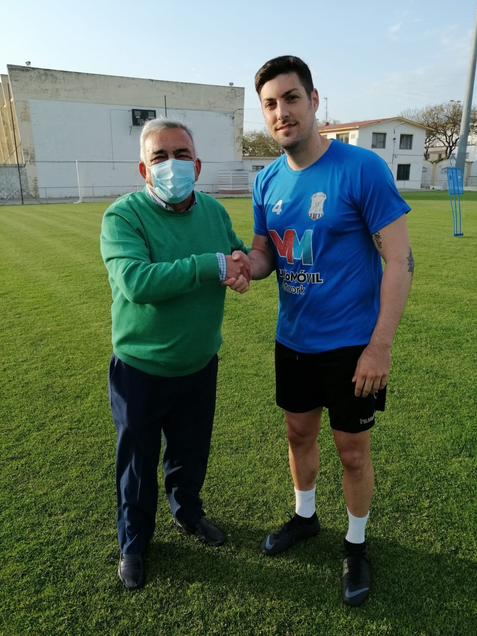 Ayala estrecha la mano de Manolín Queijo, directivo blanquiazul.