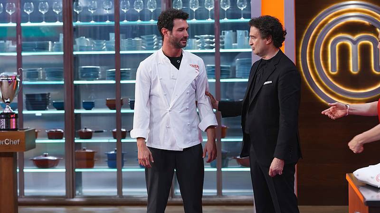Pepe Rodríguez impone la chaquetilla al ganador de 'MasterChef 11', Eneko