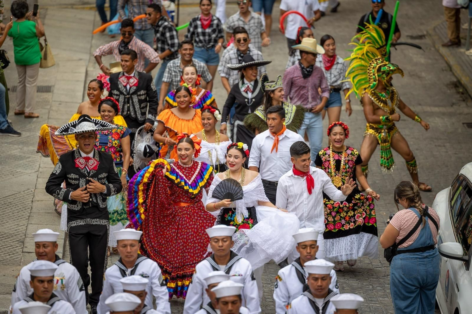 Las imágenes del desfile de tripulantes de la Gran Regata 2023 de Cádiz