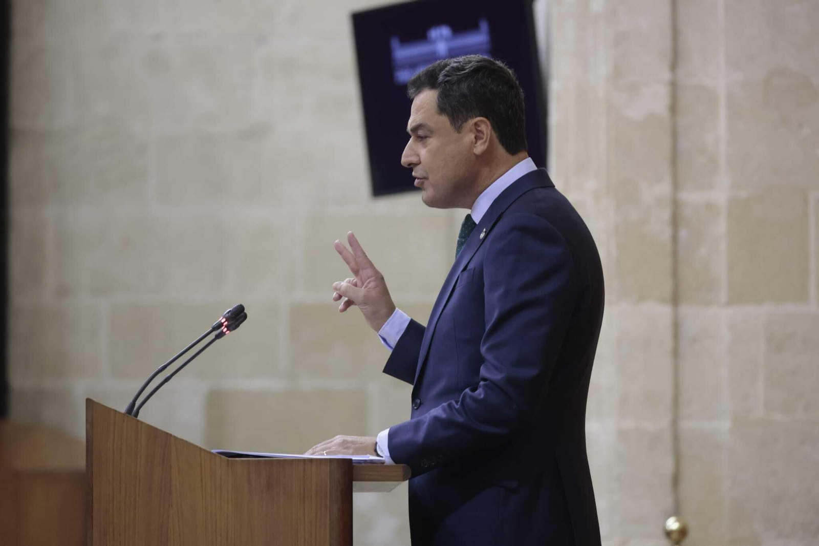 Juanma Moreno , durante su intervención en el debate del estado de la comunidad, en el Parlamento andaluz