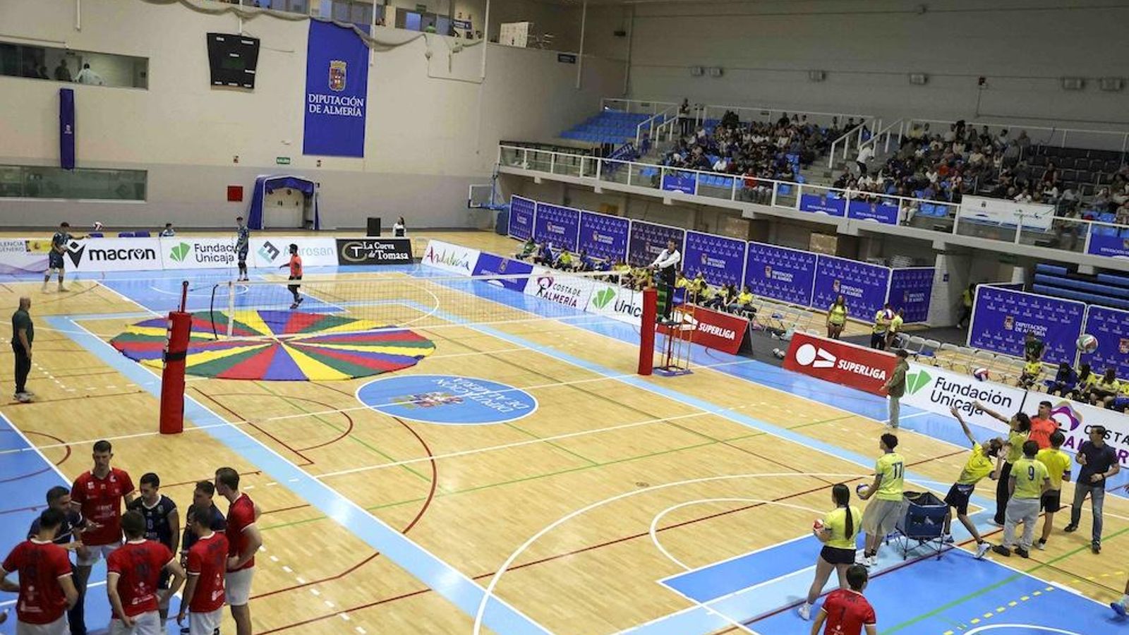 Los jugadores del conjunto nijareño durante una de las actividades en las que participaron en el choque de los ahorradores.