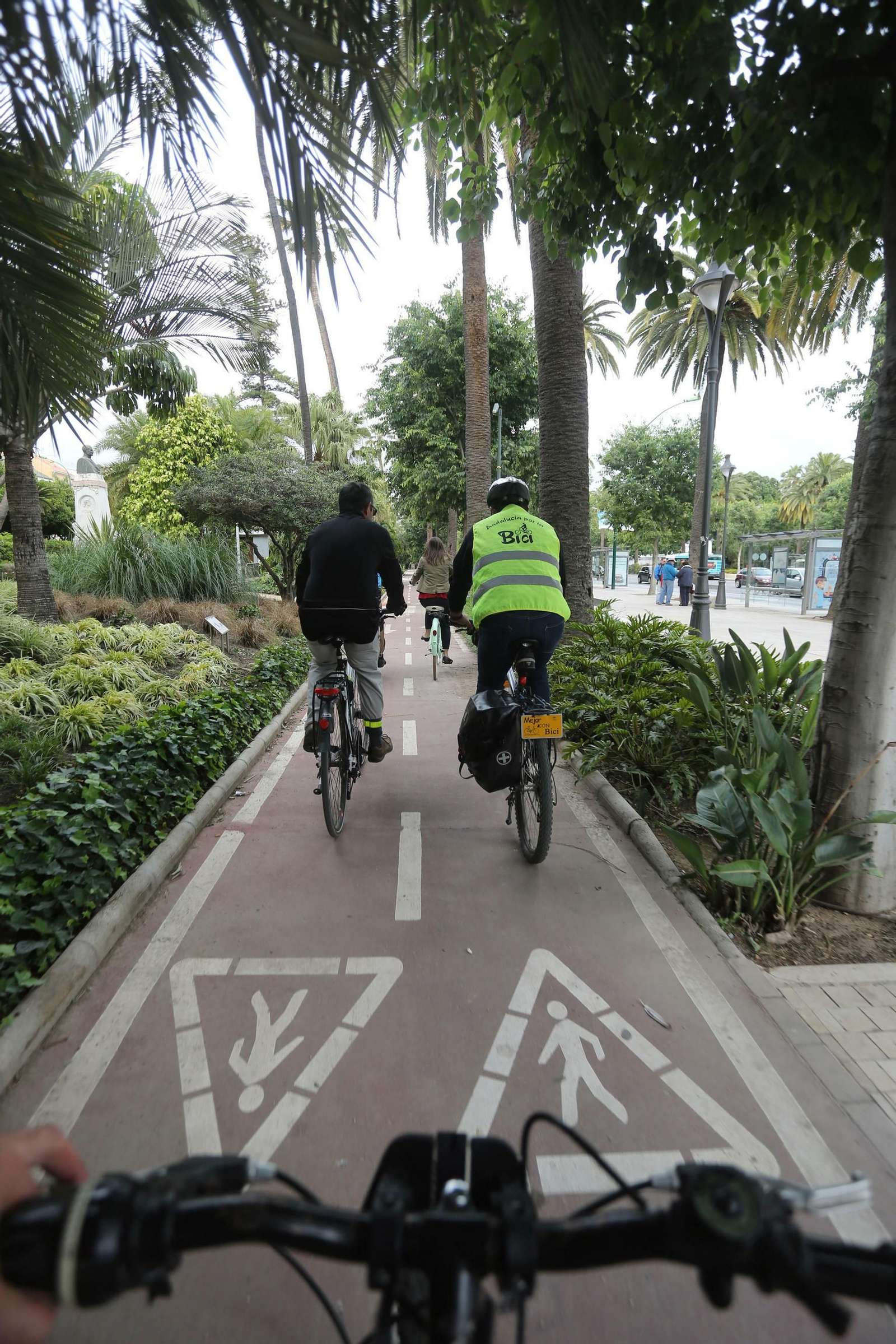 Varios ciclistas circulan por el carril del Parque de Málaga.