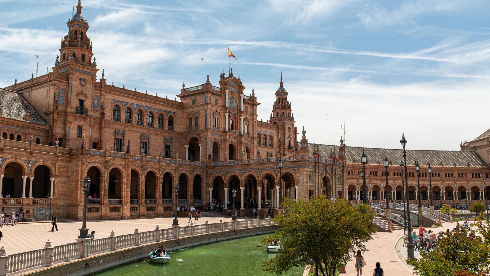 La Plaza de España acoge multitud de visitantes a diario