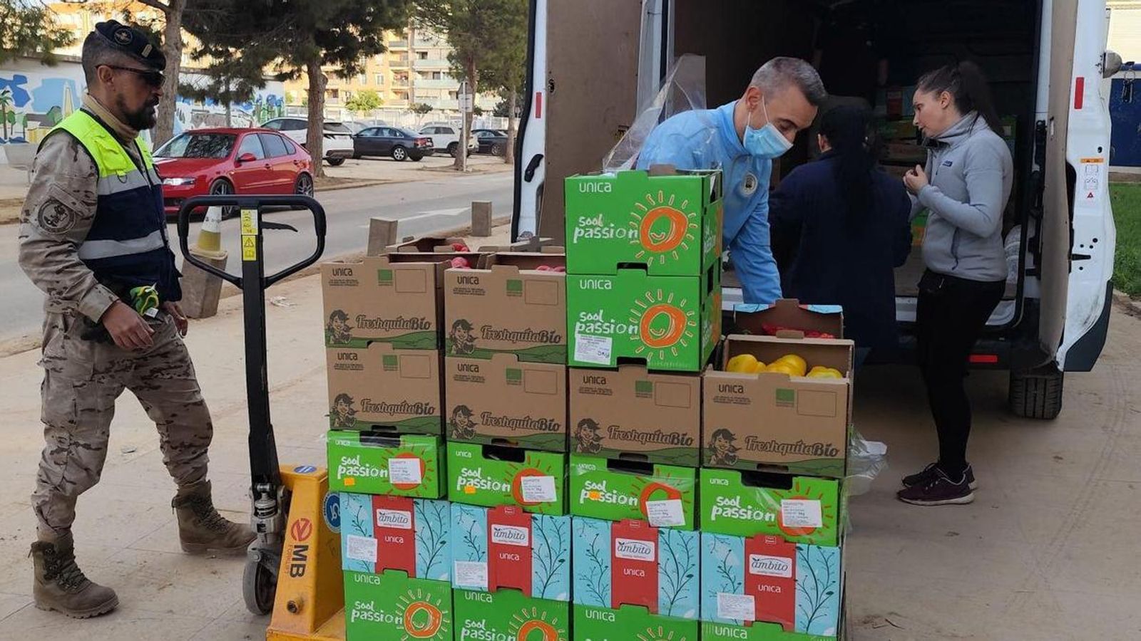 Momento en el que llegan los palets de UNICA.