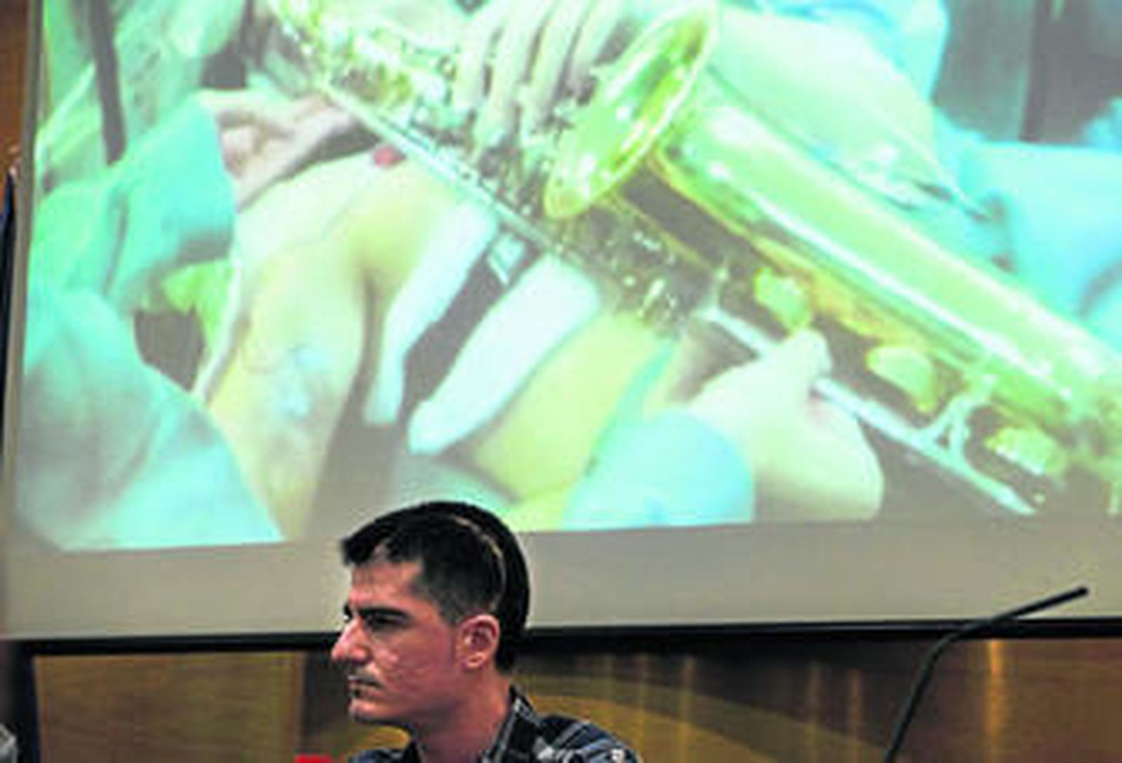 El músico Carlos Aguilera, que fue operado en el hospital Carlos Haya de Málaga de un tumor cerebral mientras tocaba el saxofón.