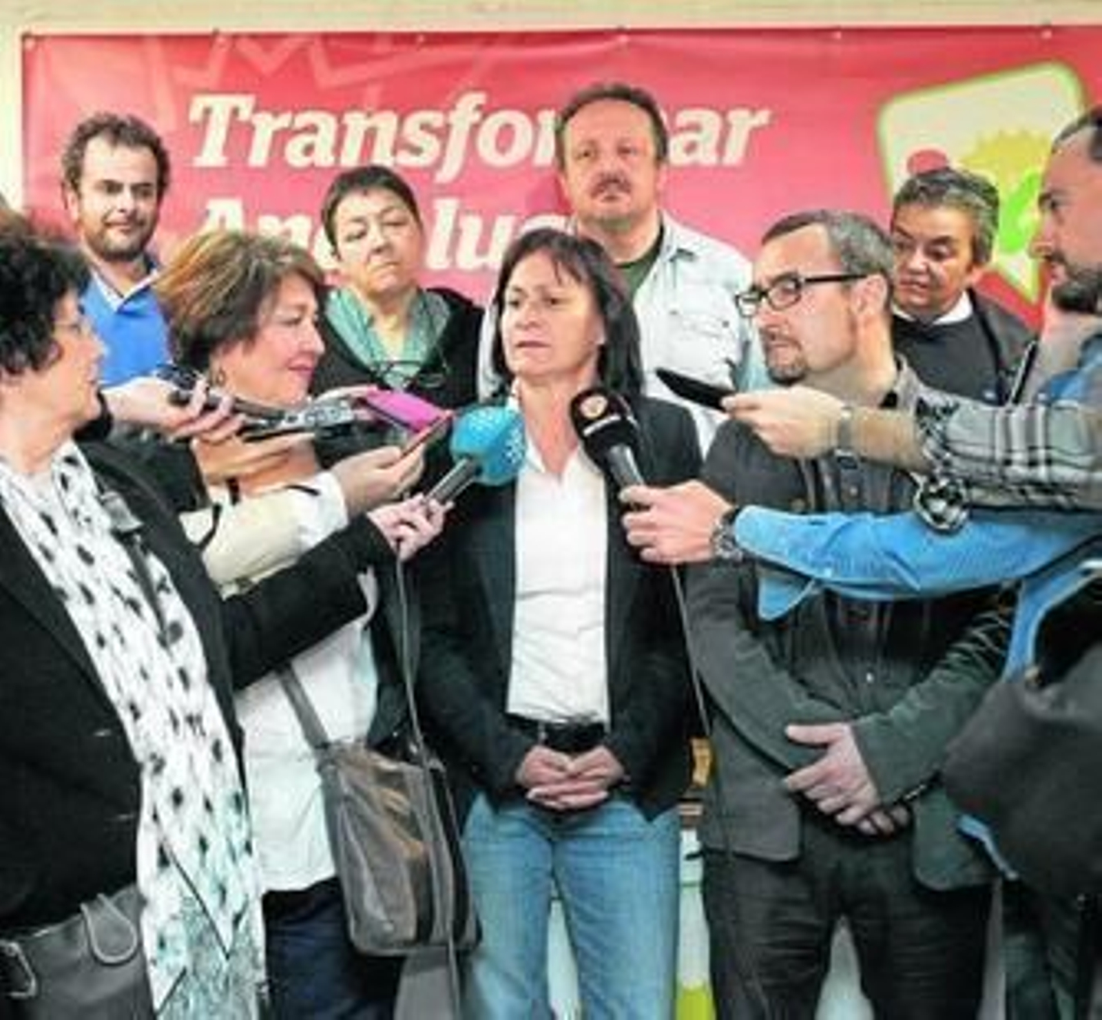 Rosalía Martín, arropada por compañeros de partido, atendió ayer a los medios en la sede provnicial.