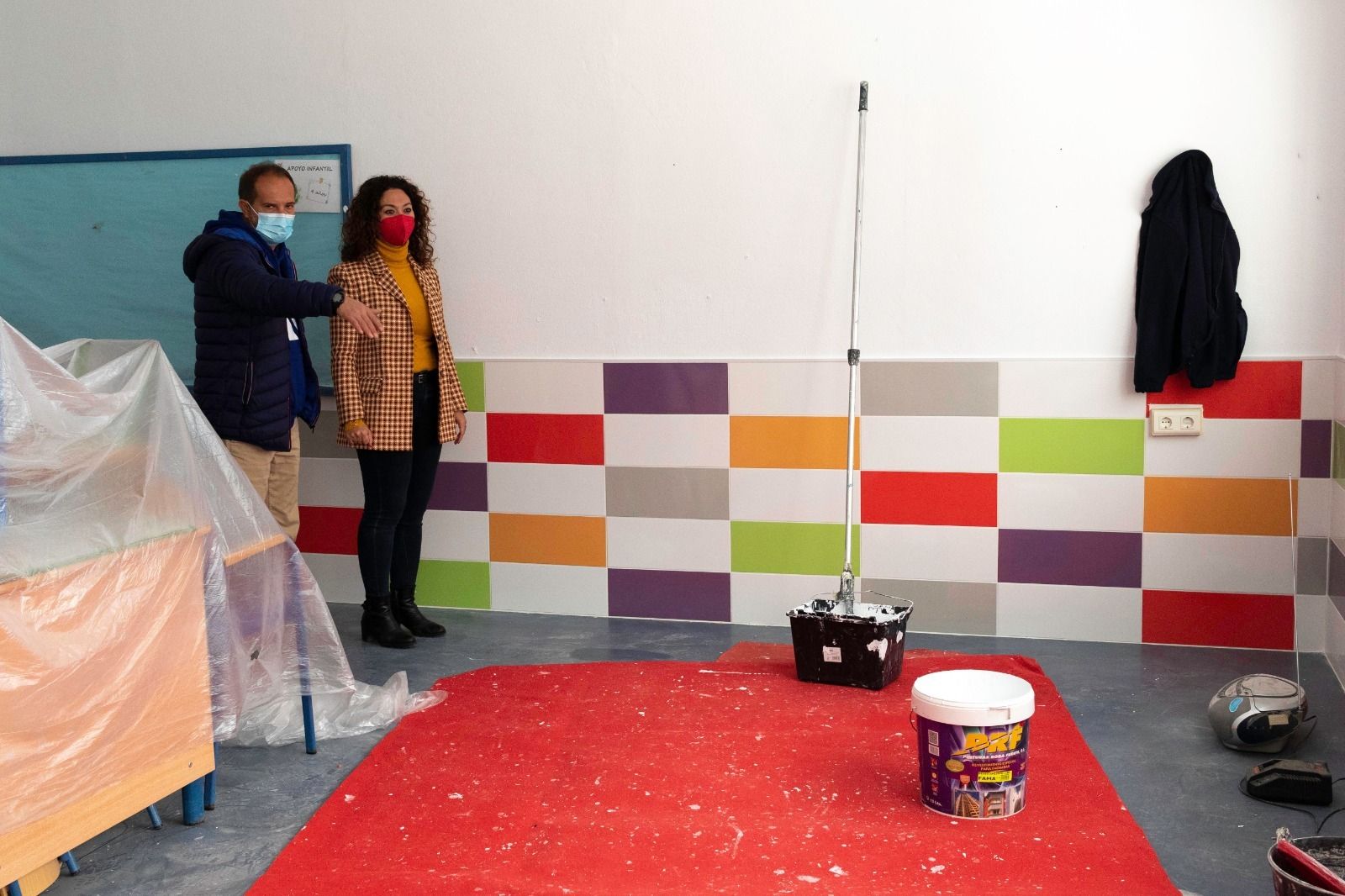 La concejala de Educación, Cristina Requejo, visitando días atrás unas obras en el colegio de El Palomar.