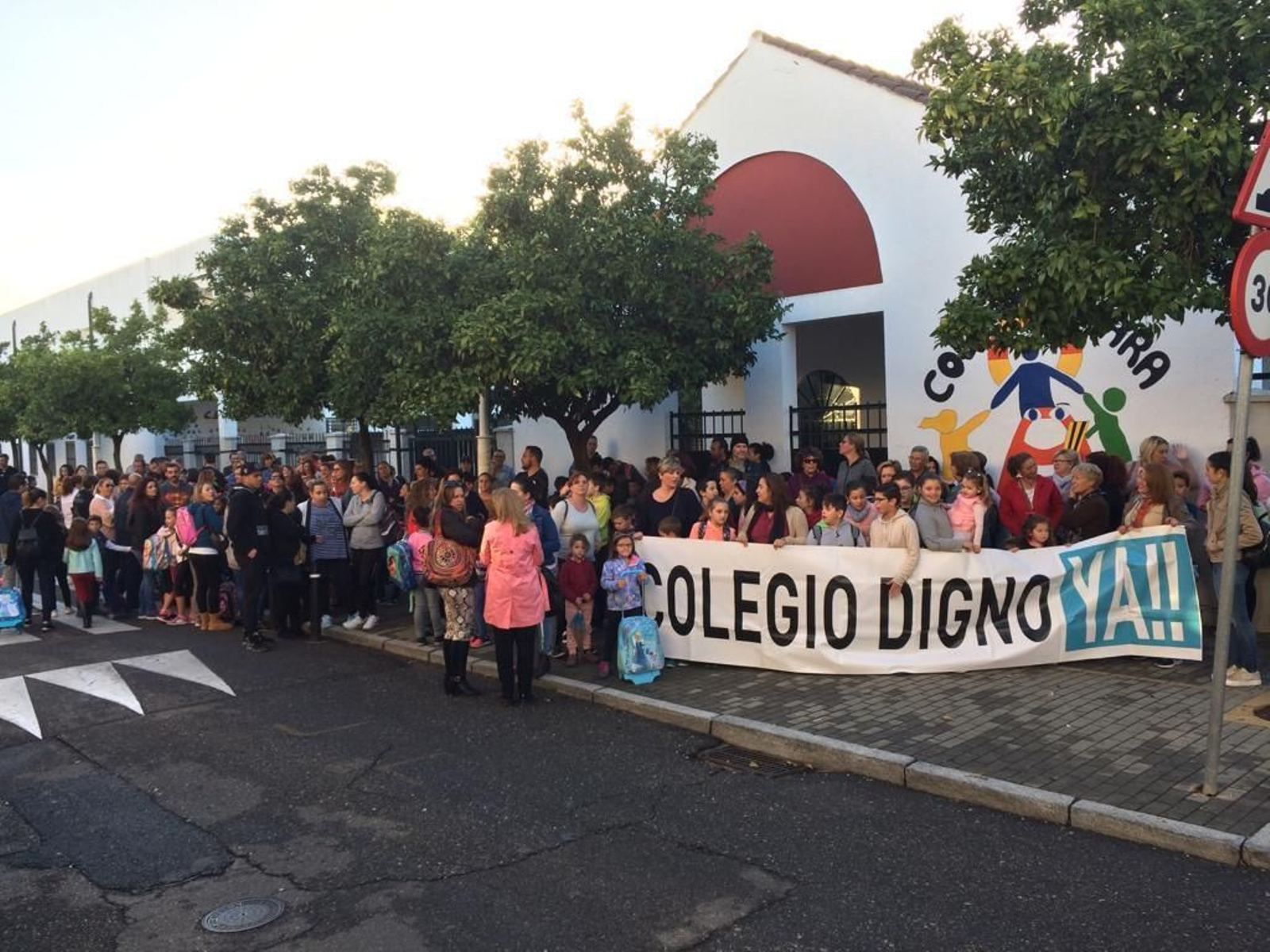Un momento de la concentración en la entrada del colegio Azahara de Villarrubia.