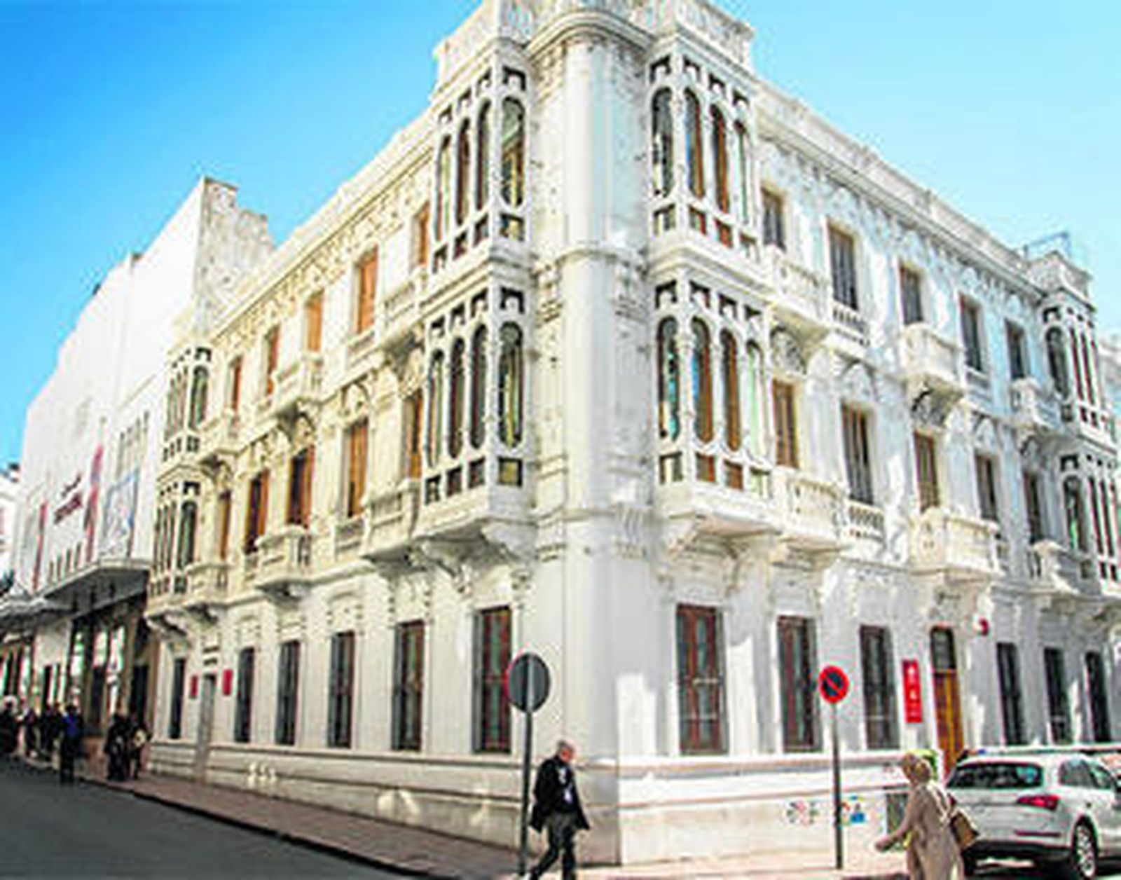 El Instituto Cervantes de Tetúan sirvió de escenario para la serie de Dueñas 'Tiempo entre costuras'.