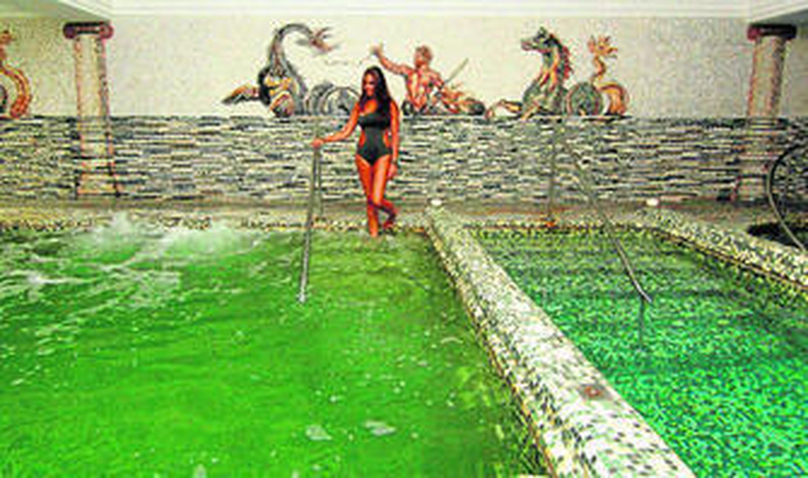 Los artesanos mosaicos de inspiración grecolatina son uno de los atractivos de estas termas.