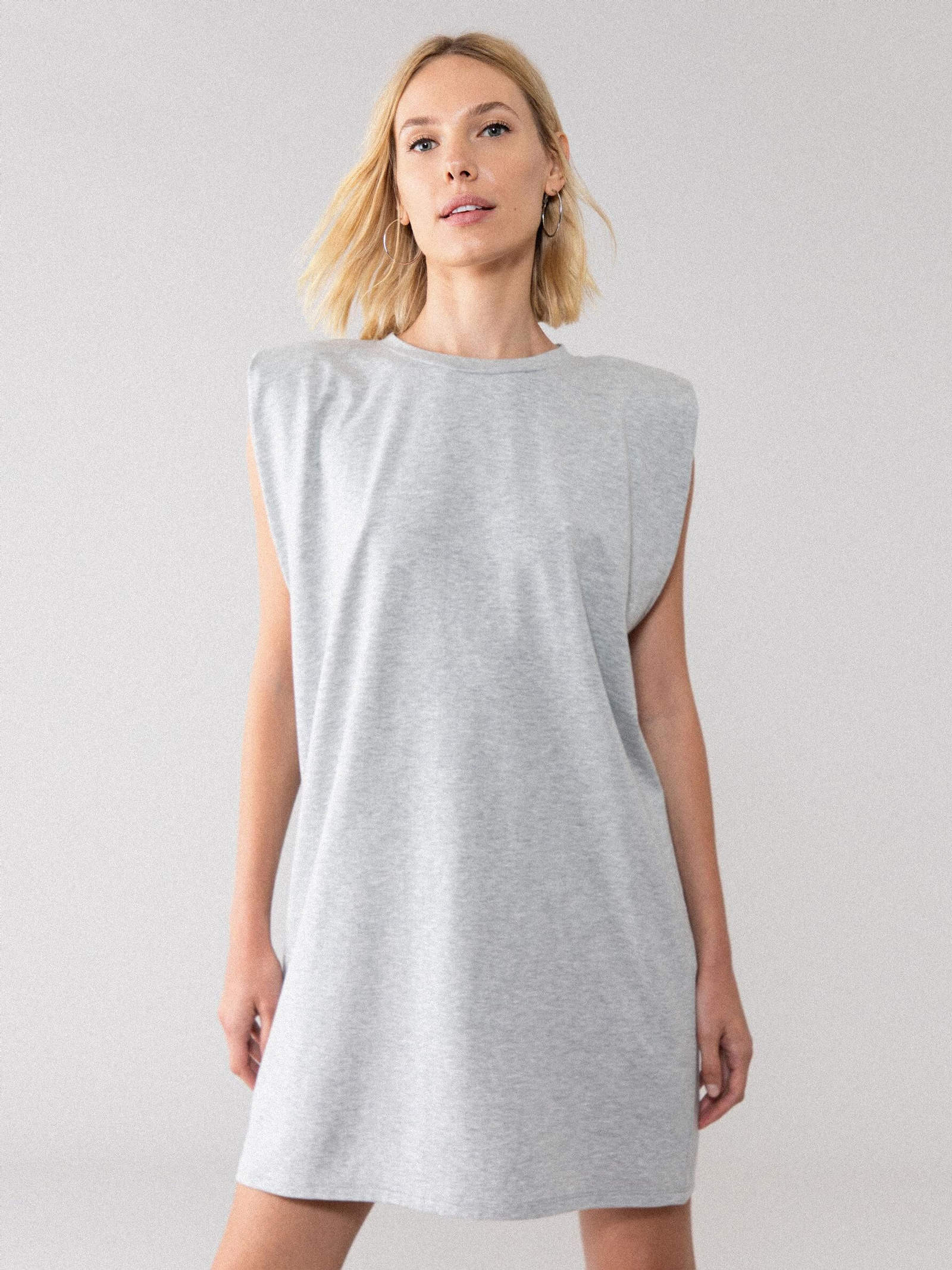 Vestido con hombreras.