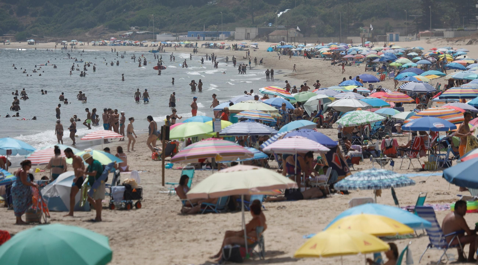 La playa de Getares, a rebosar, la pasada semana.