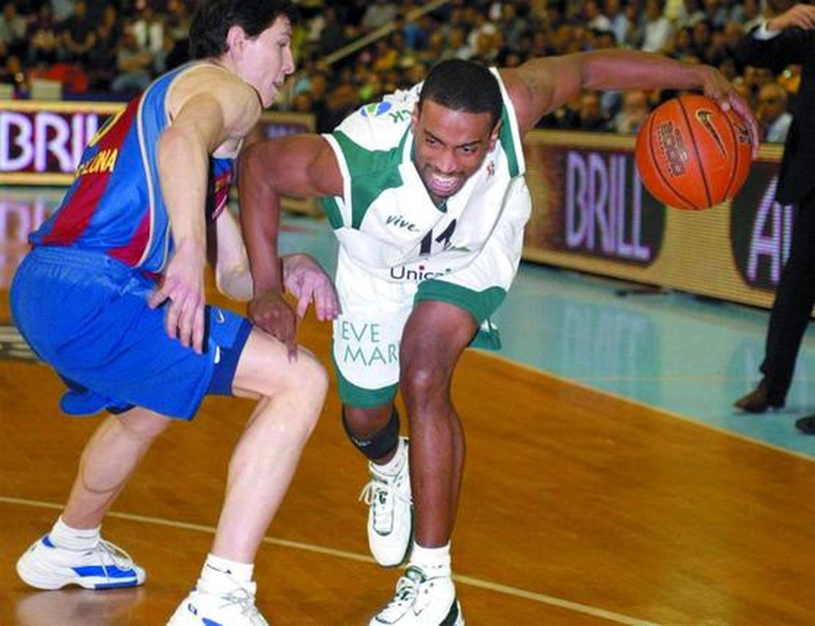 1. Louis Bullock

El norteamericano llegó a finales de la temporada 2001/02 procedente del Adecco Milan de la Lega. Bozidar Maljkovic le trajo para afrontar el play off por el título con garantías al haberse lesionado Mous Sonko y su apuesta salió bien. Bullock jugó sólo diez partidos, pero le bastaron para convertirse en el máximo anotador y jugador más valorado del equipo en esas series por el título (15 puntos y 15,3 de valoración). Ayudó al Unicaja a superar al Jabones Pardo Fuenlabrada y al Estudiantes en cuartos de final y semifinales respectivamente por un contundente 3-0, aunque en la final, el Taugrés de Nocioni, Scola y Oberto fue demasiado. Su buen papel le hizo seguir en Málaga dos temporadas más a un gran nivel.

Foto: Nacho Rodrigo