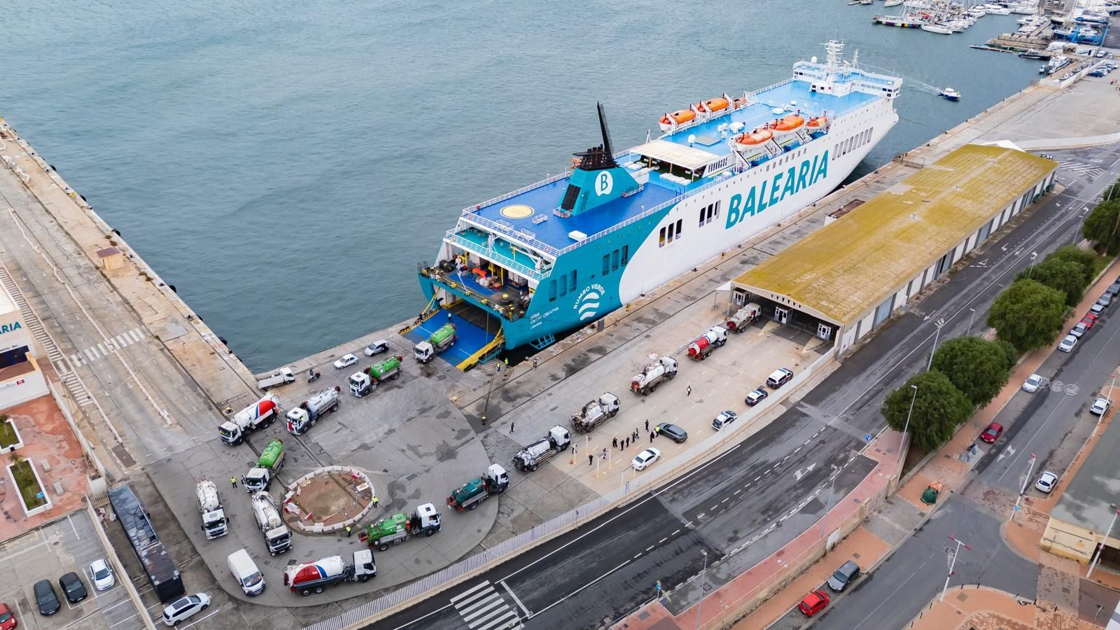 El convoy que parte del puerto de Motril en una vista aérea