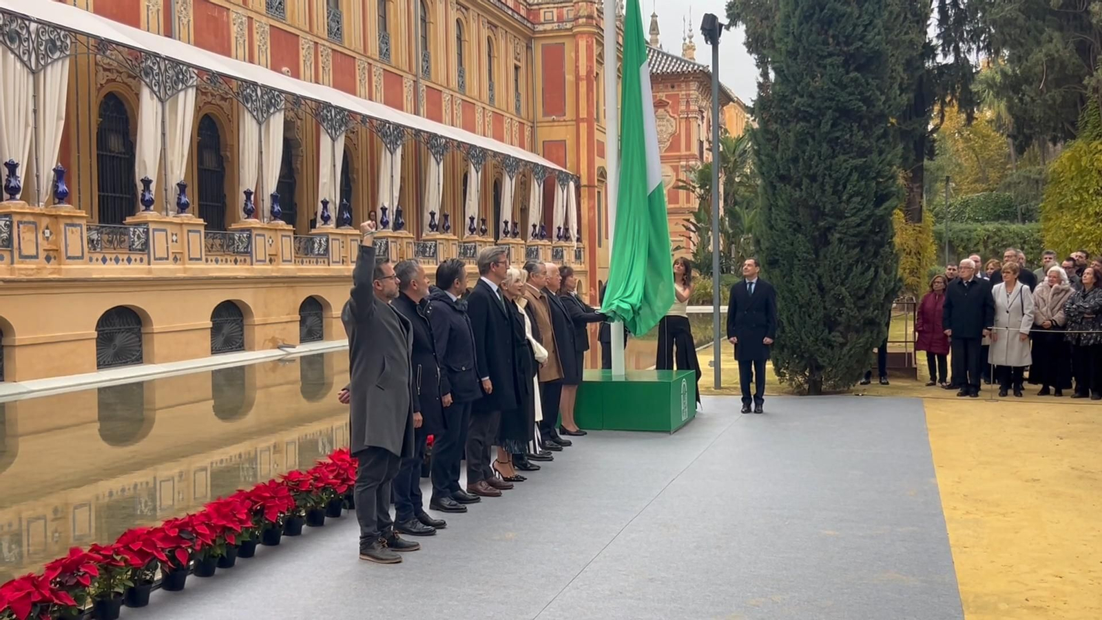 Izado de la bandera de Andalucía en el Palacio de San Telmo. Izado de la bandera de Andalucía en el Palacio de San Telmo.