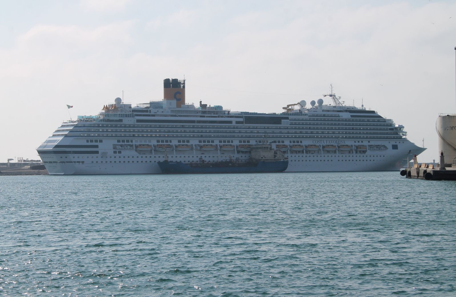 'Costa Favolosa' repostando hace unos días en el puerto