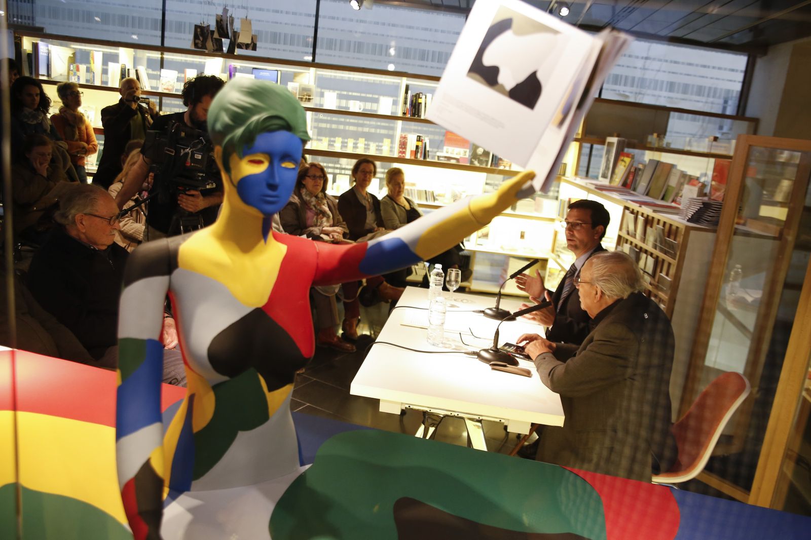 El alcalde de Granada, Paco Cuenca, asiste a la lectura dramatizada de Rafael Guillén en el Centro Lorca con el que dan comienzo los actos del Día Mundial de la Poesía.