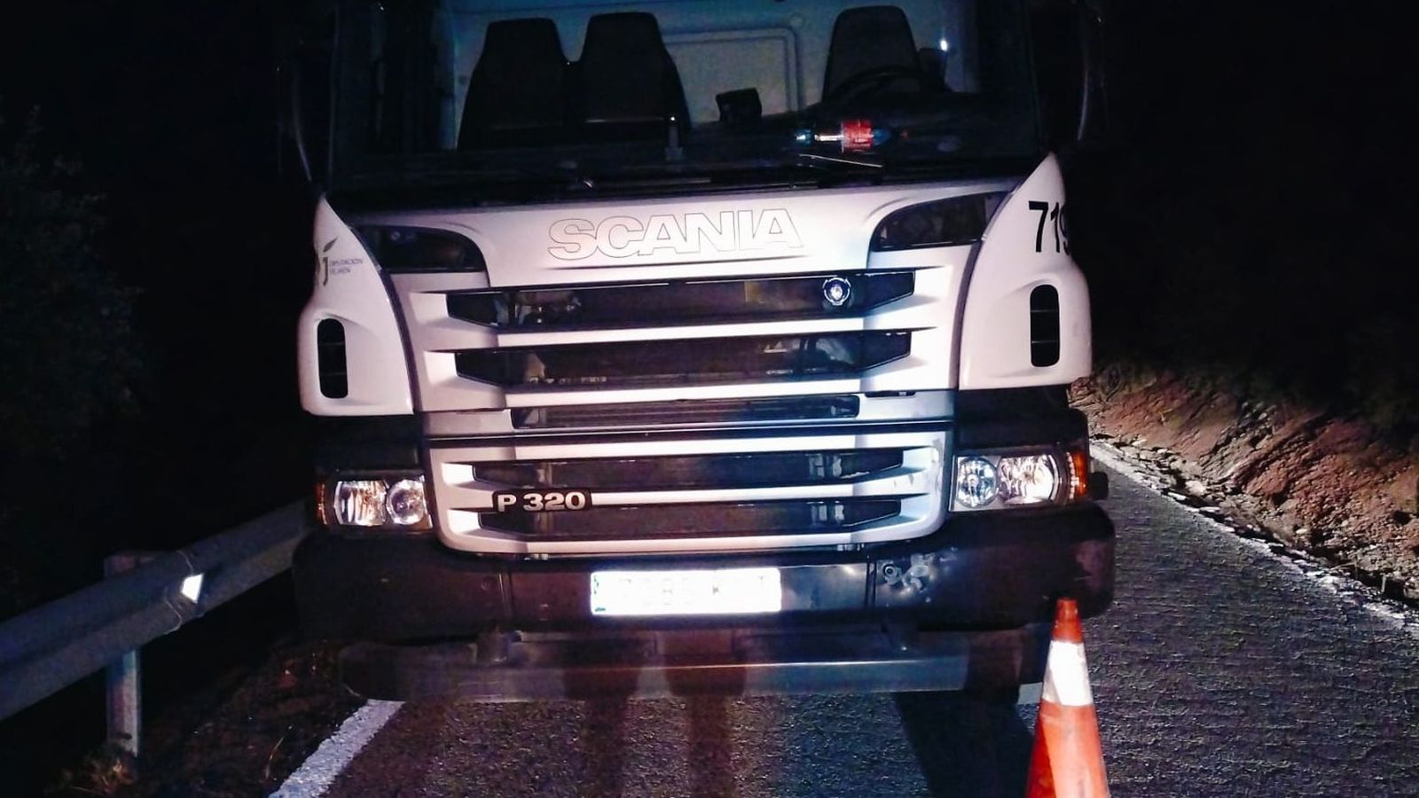 Camión averiado en la A-6050