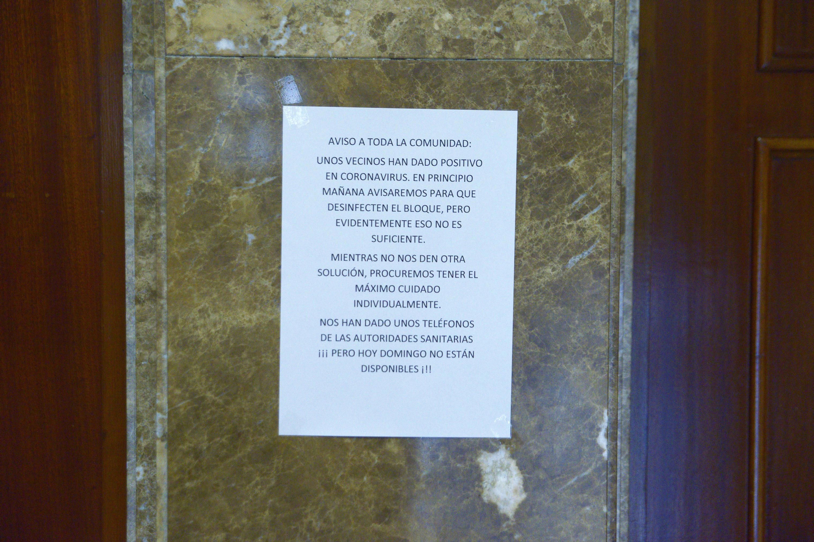 El cartel que avisa a los vecinos del bloque.