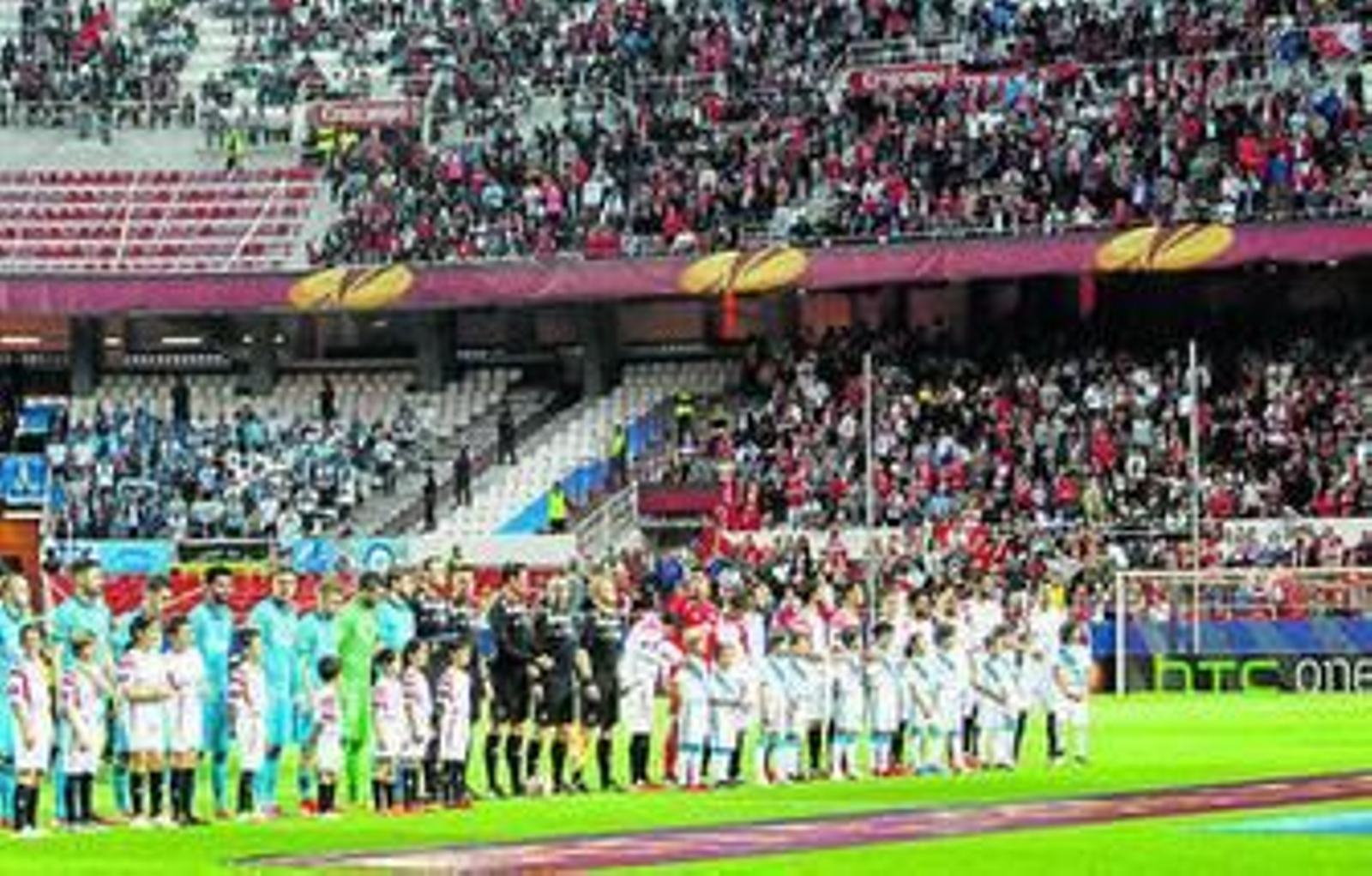 Los equipos titulares de Zenit y Sevilla ante el graderío de Gol Sur del Sánchez-Pizjuán.