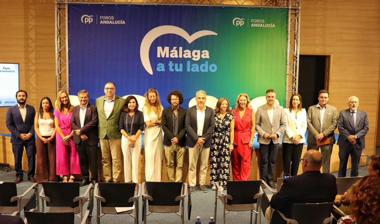 Foto de familia de los dirigentes del partido en el Foro Económico del PP de Málaga.