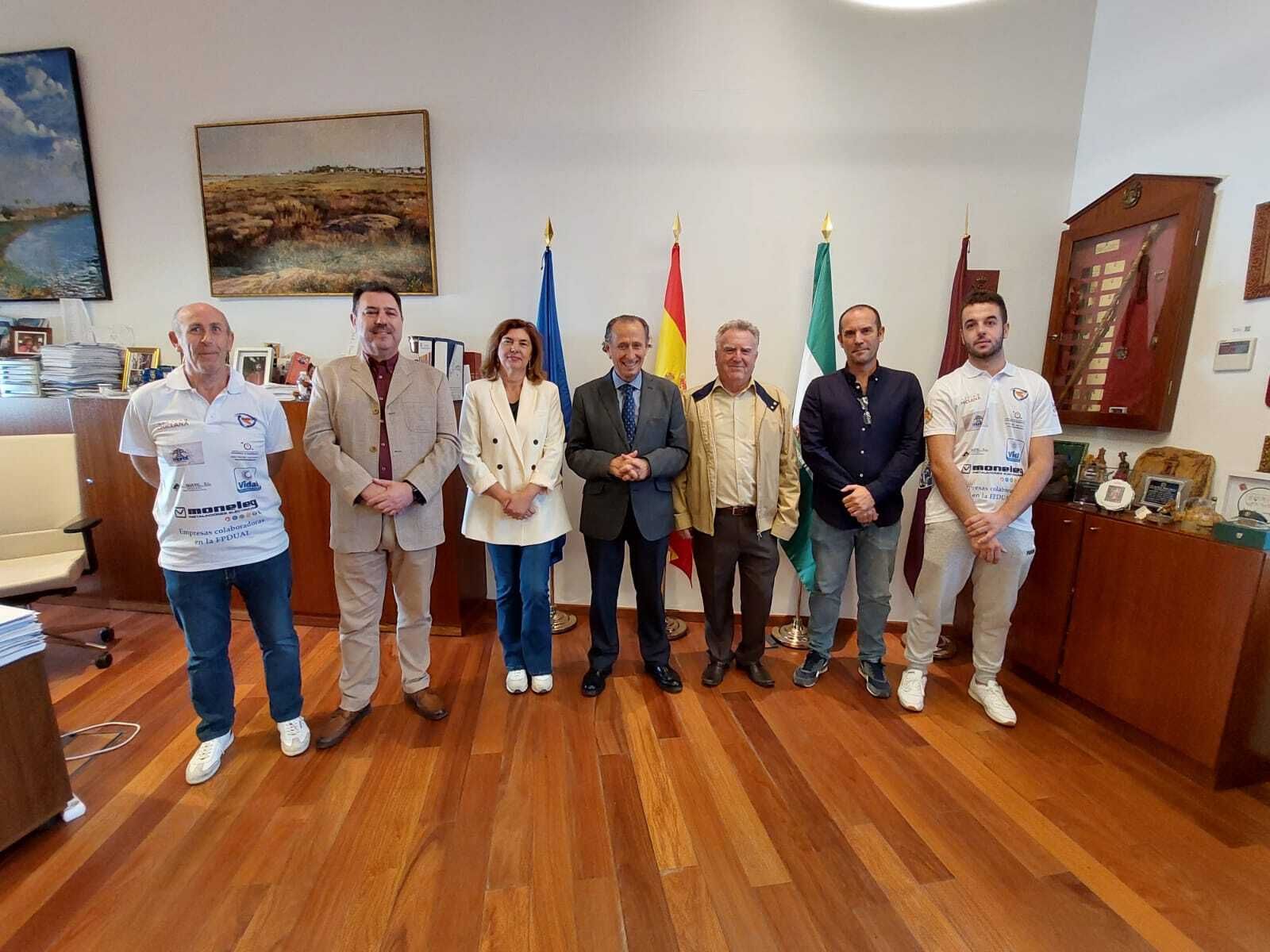 El alcalde recibió al alumno de 19 años en el Ayuntamiento.