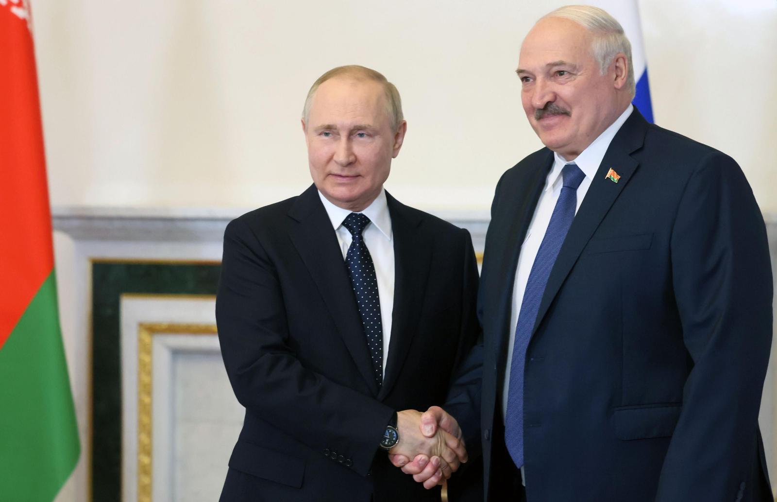 El presidente ruso, Vladimir Putin, recibe a su homólogo bielorruso, Alexander Lukashenko, en San Petersburgo.