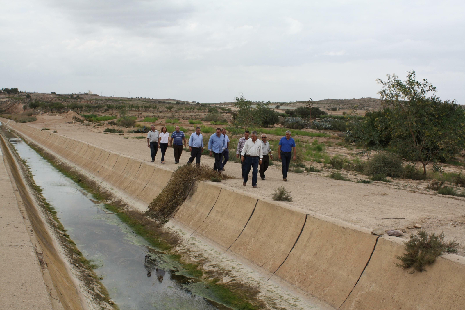 Regantes del Almanzora observan preocupados que el canal del Trasvase Tajo-Segura está vacío.