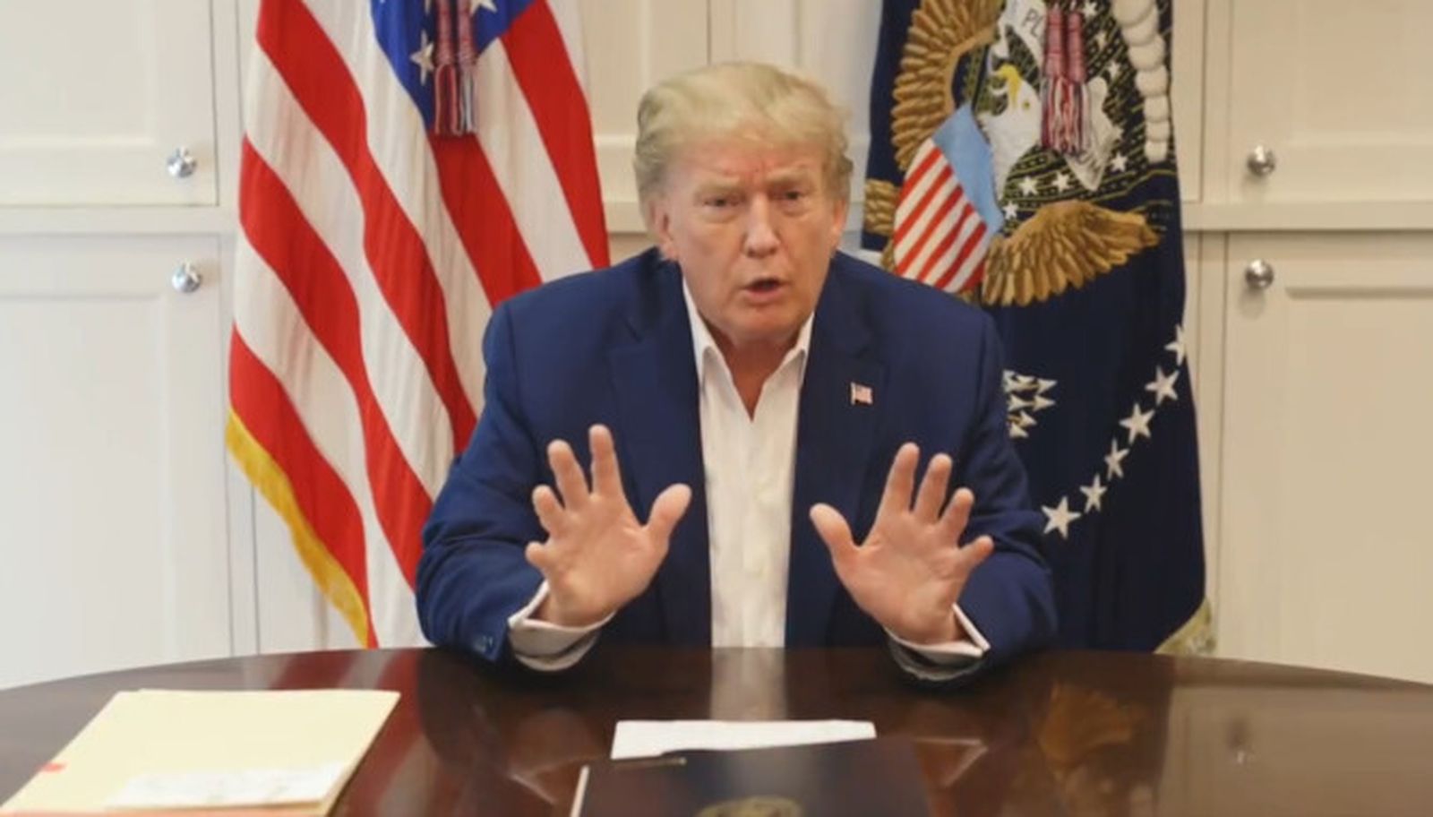 Imagen del vídeo que Trump ha grabado desde el hospital en el que está ingresado.