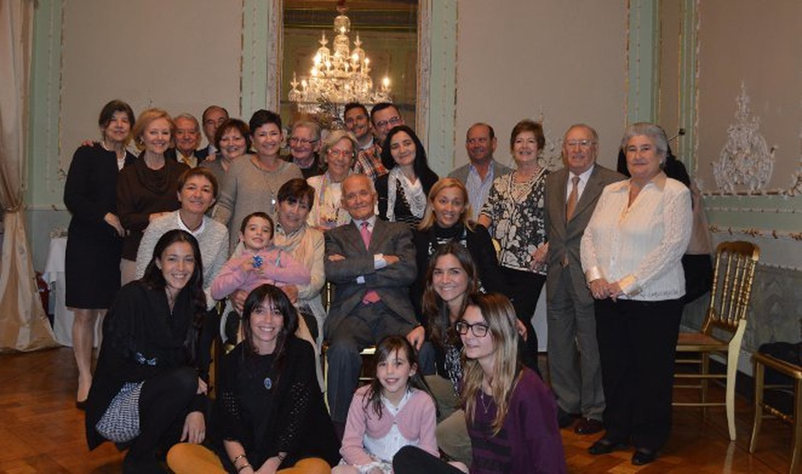 El homenajeado Antonio Barredo de Valenzuela, junto con sus familiares y amigos, durante el almuerzo celebrado en el Casino Gaditano con motivo de su ochenta cumpleaños