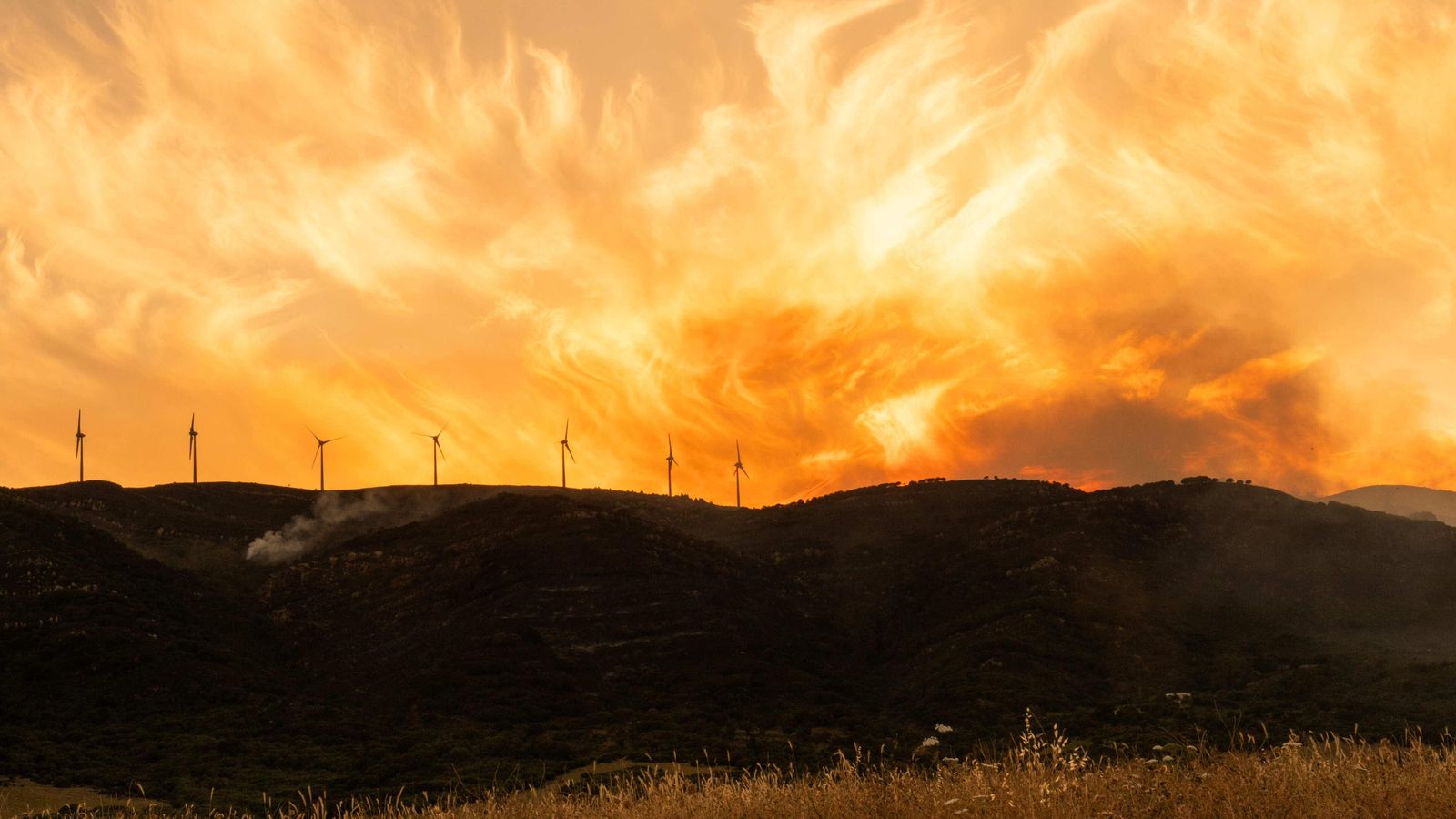 Columna de humo en el paraje monte de la Peña, este martes al atardecer.